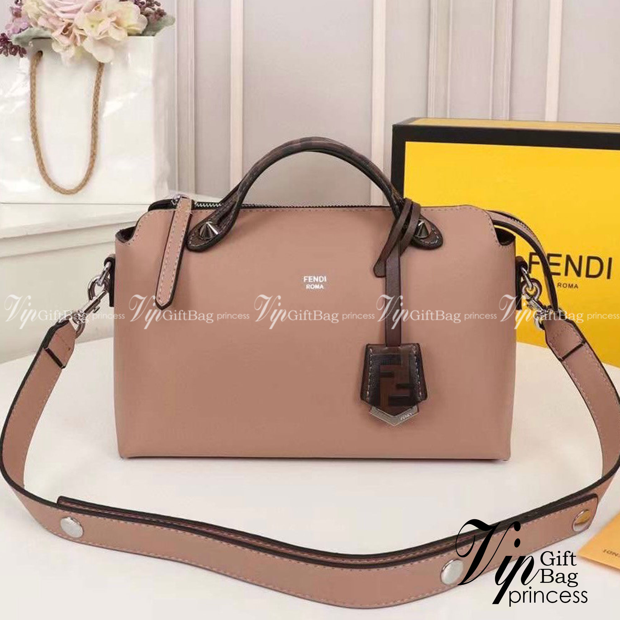 FENDI by the way small เกรดออริจินอล กระเป๋าถือ/สะพายข้างทรงหมอน รุ่นตามหา วัสดุหนังสวย มาพร้อมสายสะพายถอดออกได้ ใช้วันไหนๆกับชุดไหนๆได้หมดเลยทีเดียว อีกหนึ่งรุ่นที่ต้องแนะนำนะคะ