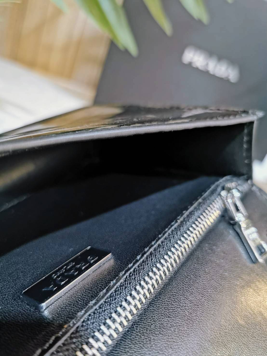 PRADA CLUTCH BAG WITH CARD HOLDER VIPGIFT WITH PURCHASE พรีเมี่ยมกิ้ฟรุ่น Limited จาก DUTYFREE สวยหรูดูดีสุดคุ้มมากๆได้ทั้งกระเป๋าสะพายทรงคลัชพร้อมสายโซ่แบรนด์ + กระเป๋า Card Holder ใส่นามบัตรครบชุดไอเท็มใหม่ล่าสุดน่าใช้น่าสะสม สินค้ามาพร้อมกล่องแบรนด์ Du