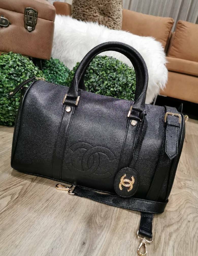 CHANEL Caviar Small Travel bag / CHANEL CAVIAR LARGE HANDBAG / chanel travel bag กระเป๋าเดินทางขนาดพอเหมาะ อะไหล่ทอง วัสดุหนังลายคาร์เวียร์ สวยหรูน่าใช้ น้ำหนักเบา มาพร้อมแท็กหนังแบรนด์อะไหล่ทอง และแท็กหนังใส่กุญแจ