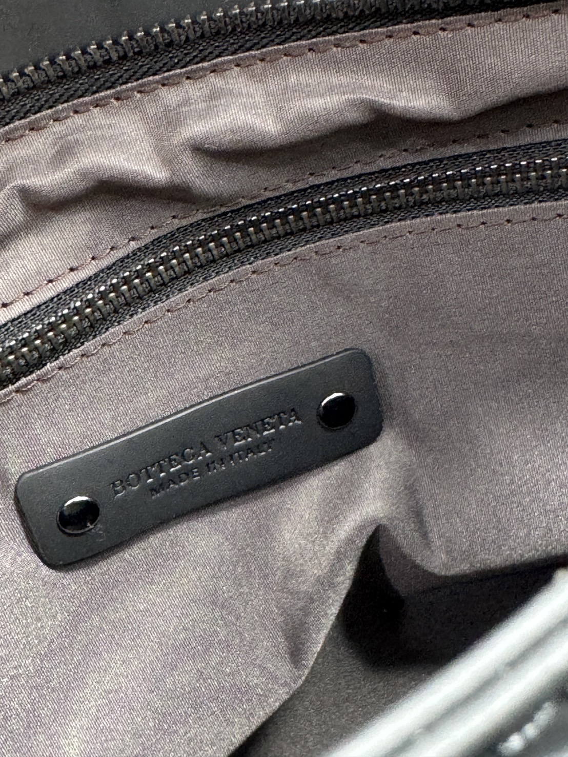 ORI หนังแท้ | Bottega Intrecciato Briefcase business Handbag / Bottega Messenger Bag กระเป๋าใส่เอกสาร กระเป๋าทรงแมสเซ็นเจอร์ สวยเรียบหรูคลาสสิกเป็นเอกลักษณ์ โดดเด่นด้วยงานสานตาราง ดีไซน์เรียบง่าย แต่ดูแพง ไอเท็มสุดปัง!!