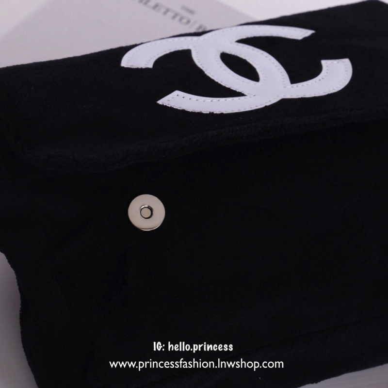 Chanel Beaute Crossbody Bag กระเป๋าสะพาย VIP GIFT ของแท้ จาก Chanel Cosmetic แท้💯 วัสดุขนวูลหนานุ่ม ตัดโลโก้แบรนด์หนังสีขาวสวยโดดเด่น น้ำหนักเบา เปิดปิดด้วยฝาปิดกระดุมแม่เหล็ก ใบใหญ่กำลังดี ใส่ iPad, กระเป๋าสตางค์ใบยาว, และของจุกจิกได้เยอะ มาพร้อม