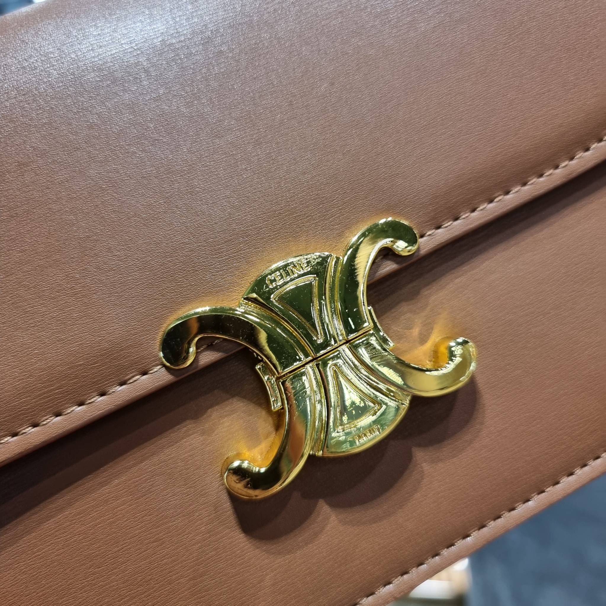 VIP 🥂 CELINE CLASSIQUE TRIOMPHE BAG IN SHINY CALFSKIN ไอเท็มสุดคลาสสิค ที่ขาดไม่ได้ กระเป๋าสะพายทรงสวยคลาสสิค แฝงความผู้ดี ที่ใช้ได้ทั้งชายหญิง วัสดุหนังแท้ เปิด-ปิดด้วยตัวกดล็อค สะดวกใช้มาก ภายในเป็นช่องโล่ง เก็บของได้เป็นสัดส่วน และยังมีช่องซิปใ