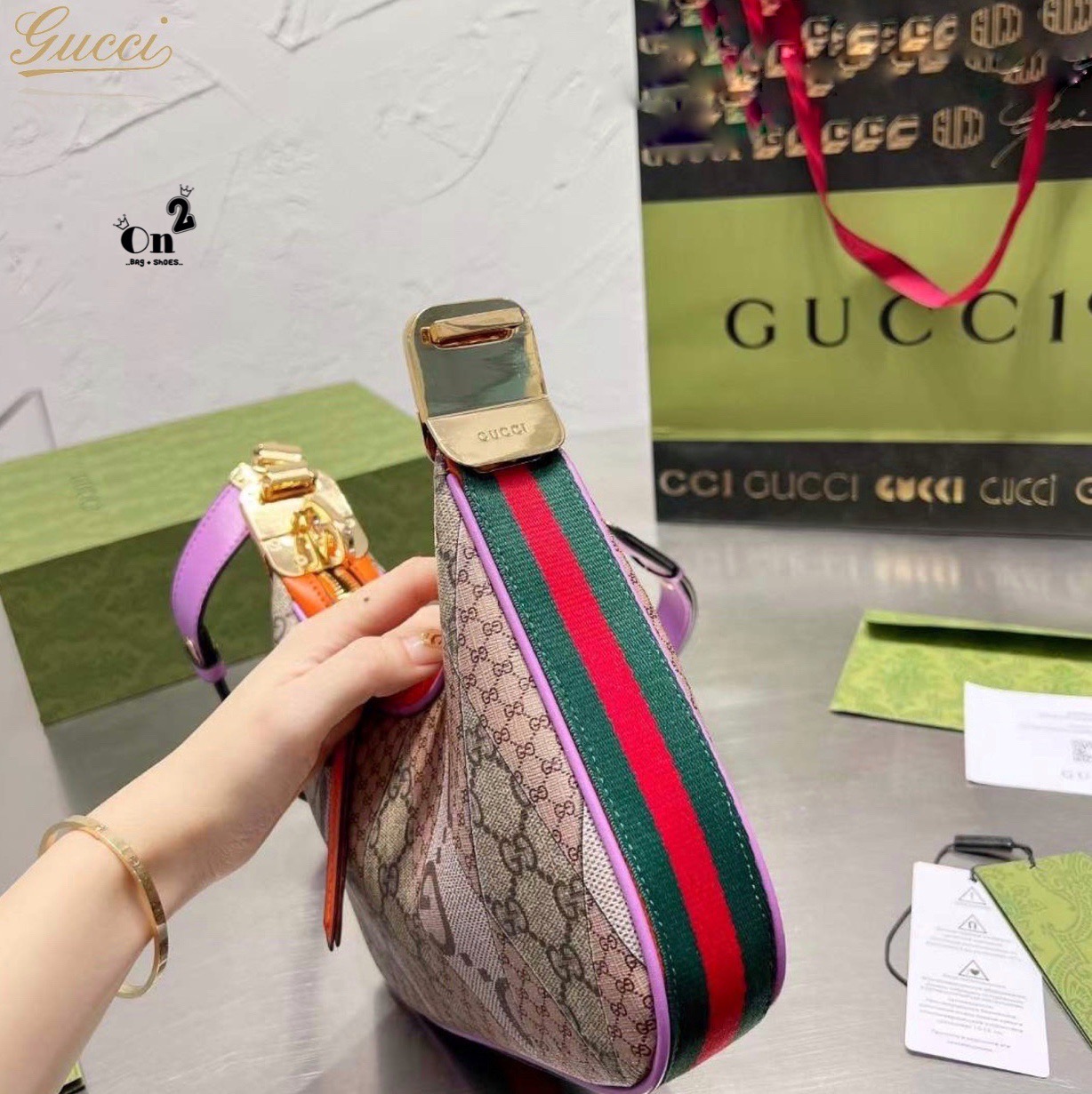 Gucci Attache shoulder bag มาใหม่ชนช้อป สวยหรู หรูหราเหนือกาลเวลาในคอลเล็กชั่น Gucci Love Parade ใบนี้ดารา เซเลป เลือกถือคือเริ่ดมาก จะลุคคูลๆเท่ๆหรือสวยหรูดูแพงก็ได้หมด แมทง่ายใช้ได้ Everyday Look ราคาสุดคุ้มเลยค่า