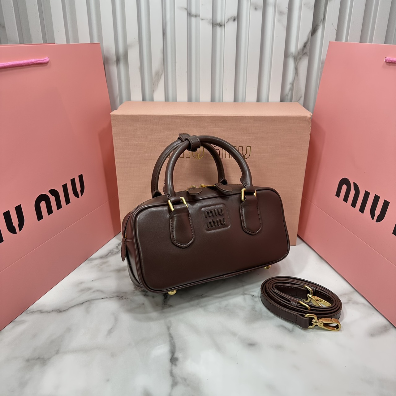 ORI หนังแท้ | MIU MIU Arcadie leather mini-bag Mini 20cm กระเป๋าสะพายทรงโฮโบลุคลูกคุณหรูหรา ไซส์มินิน่ารักๆเก๋ๆ สวยดูแพง หูจับในตัวง่ายและสะดวกพกพา