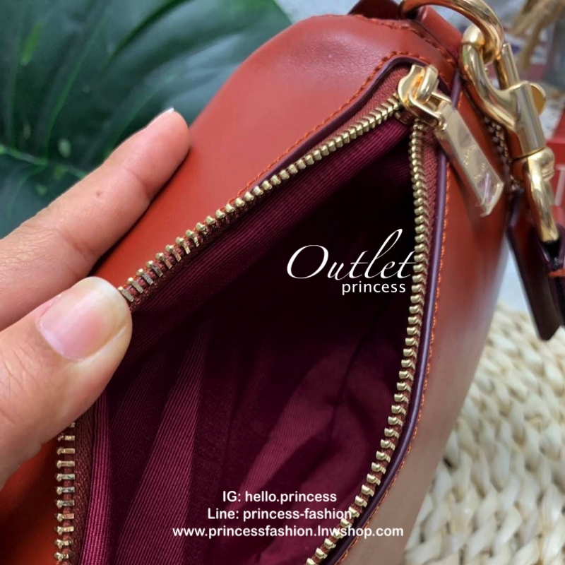 COACH SIGNATURE X GUANG YU BELT BAG New arrival Limited edition !! กระเป๋าสะพาย คาดอก/ เอวได้ วัสดุหนังแท้ รุ่น limited ใน collectionCoach x Disney รุ่น มีช่องซิปหน้า-หลัง ใส่ wallet กลาง มือถือได้ทุกรุ่น และของใช้ส่วนตัว สายปรัยได้ค่ะ