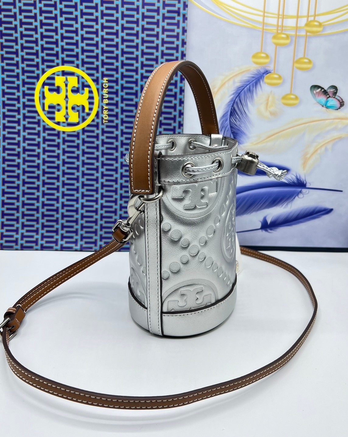 6 สี Tory Burch Puffy Mini / Tory burch T Monogram Puffy Patent Mini Bucket Bag / Tory Bucket Bag กระเป๋าบัคเกต size เล็ก โดดเด่นด้วยโลโก้ตัวนูนปั๊มด้านหน้า