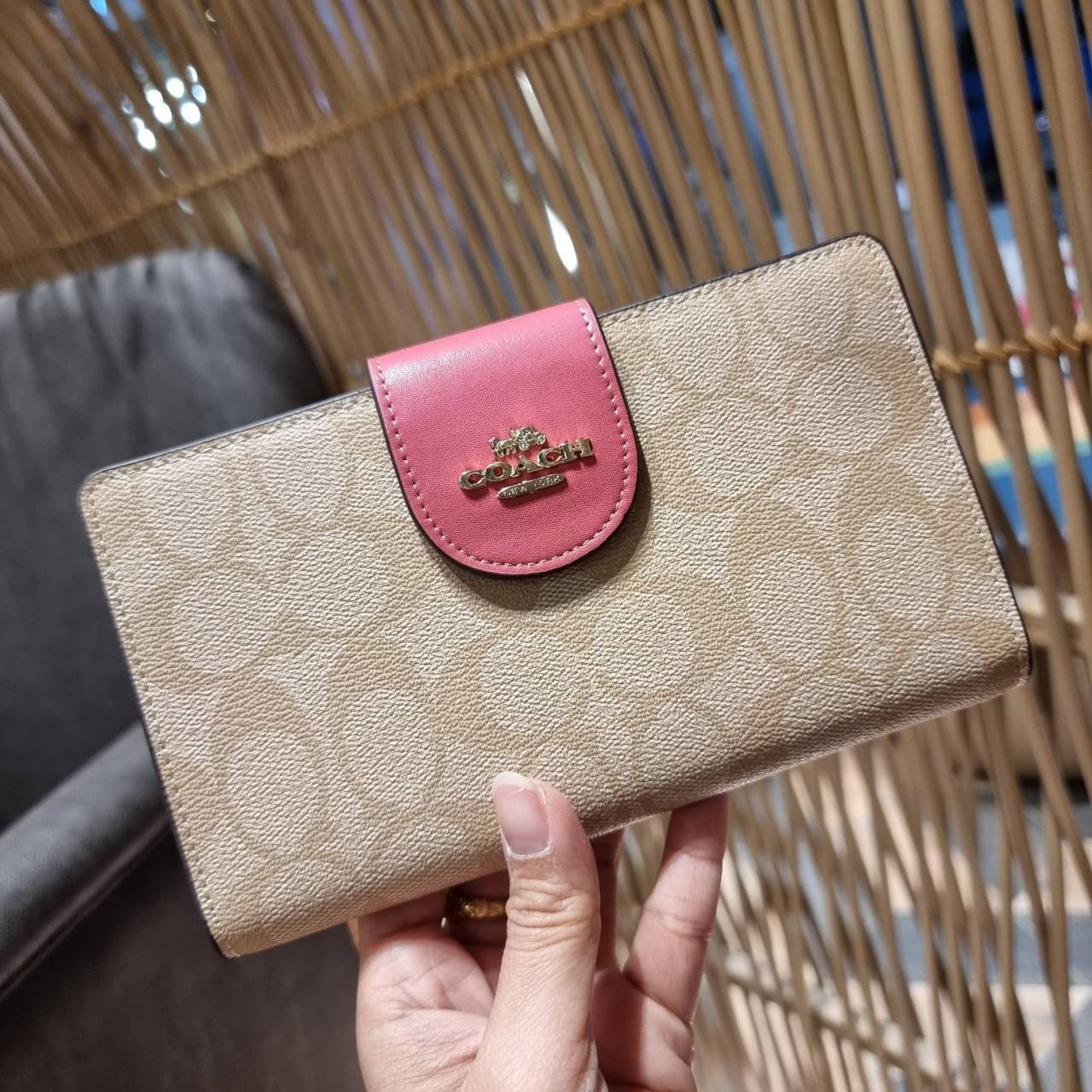 พร้อมส่ง 7 สี COACH C2874 TECH WALLET IN COLORBLOCK SIGNATURE CANVAS จัดให้สีใหม่ก่อนใคร!! ดีไซน์ใหม่ คอลเลคชั่นสวยหรู กระเป๋าสตางค์พร้อมสายคล้องมือ ง่ายต่อชีวิตมากจ้า!! มันดีอะไรเบอร์นี้ ใส่ได้ทั้งบัตร และโทรศัพท์ก็ใส่ได้ทุกรุ่น แถมยังมีช่องซิปแยกไปอีก ช