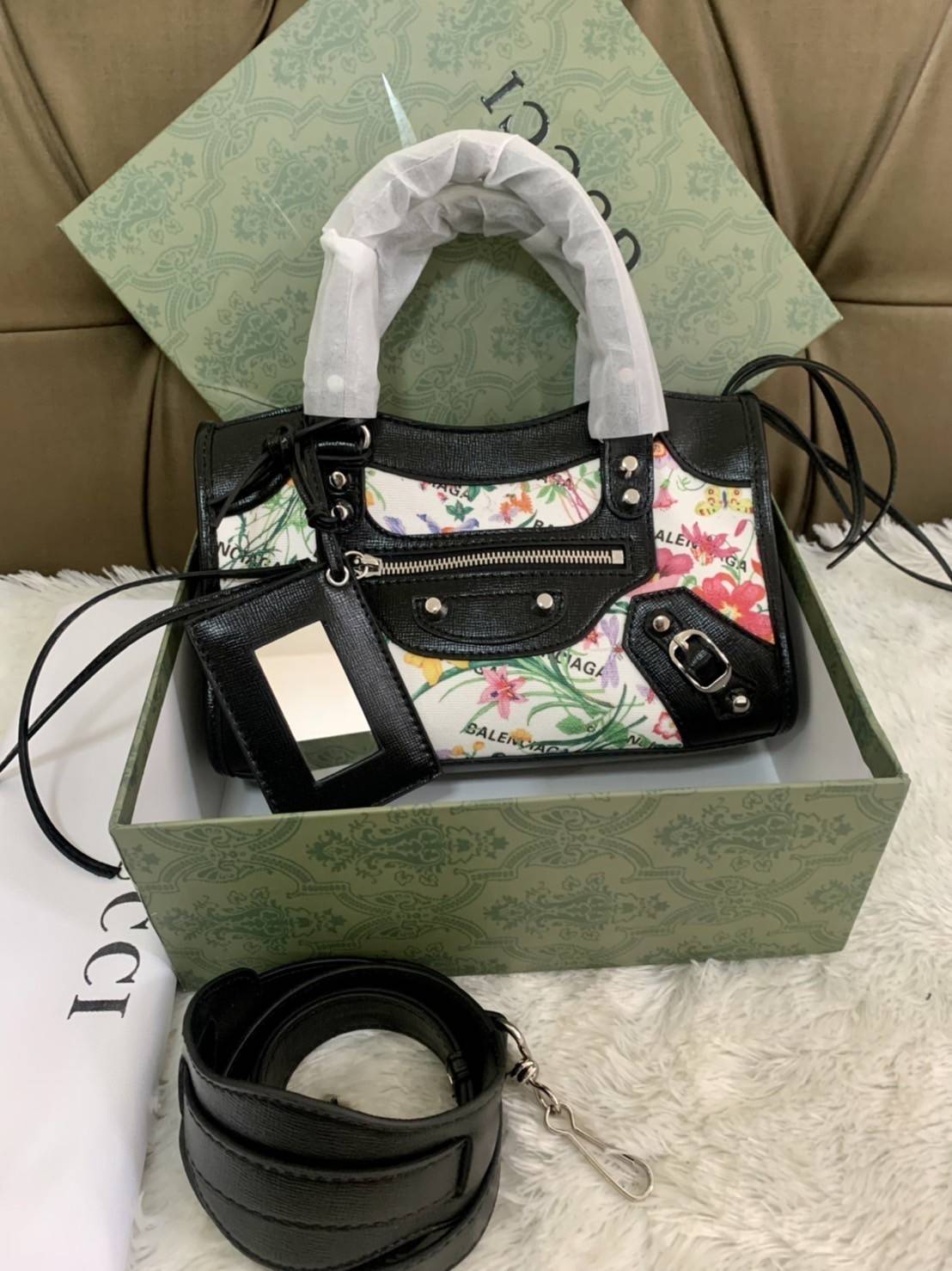 VIP 🥂 Gucci x Balenciaga The Hacker Project Mini Neo Bag คอลเลคชั่นร้อนๆ พร้อมเสิร์ฟ ที่่มีการผสมผสานระหว่างGucci & Balenciaga เข้าไว้ด้วยกัน ดีไซน์ล้ำสมัย วัสดุCanvas เย็บขอบด้วยหนังcalfskin อะไหล่เงิน ลวดลายสดใส ประทับตัวอักษรBalenciaga ลงบนผ้าเ