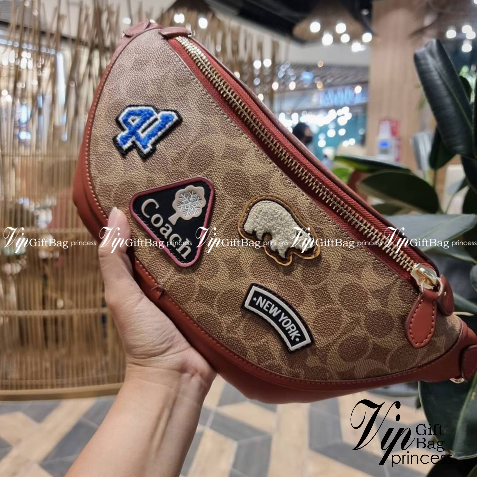 COACH C6678 LEAGUE BELT BAG IN SIGNATURE CANVAS WITH VARSITY PATCHES กระเป๋าคาดอกไซส์ใหญ่ คอลเลคชั่นที่ฮอตไม่เลิก กับดีไซน์สกีเรทโทร วินเทจ ขนาดสะพายกำลังเท่ คูลๆ ใช้งานง่าย ได้ทั้งหนุ่มๆและสาวๆ โดดเด่นด้วยแพทช์ที่สวยไม่ซ้ำใคร วัสดุหนังแคนวาสเคลือบลายสลับ