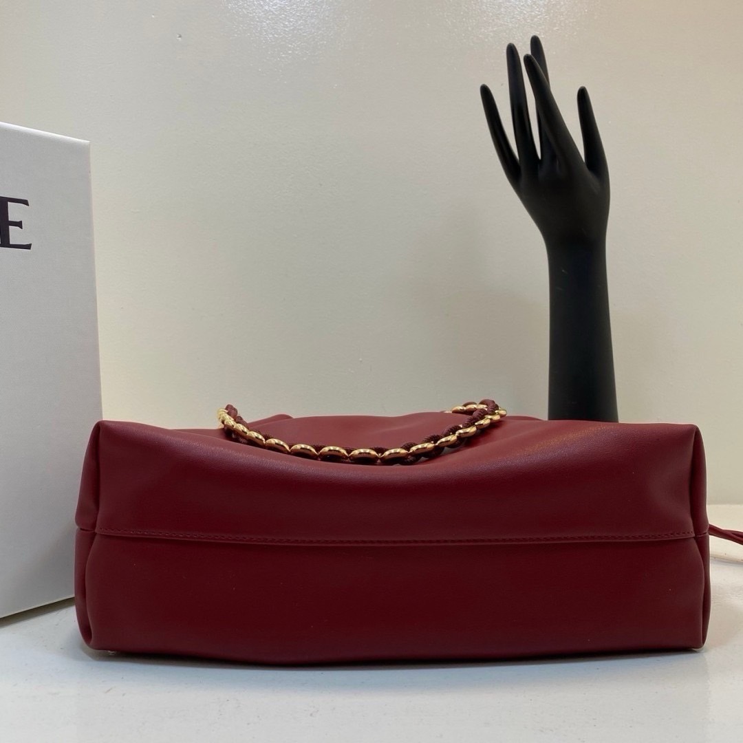 Loewe Medium Flamenco purse in mellow nappa ใหม่ล่าสุด กับแบรนด์หรู กระเป๋าสะพายงานหนังเต็ม หนังแท้สวยมาก ให้สัมผัสนุ่มสบายผิว มาพร้อมสายสะพายร้อยห่วงสีทองหรูหรา ตัดกับสีกระเป๋าสวยงามได้อย่างลงตัว