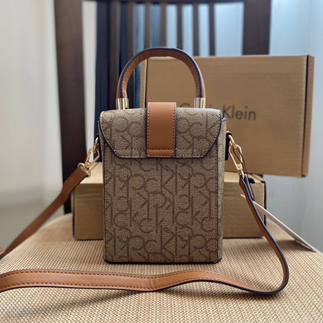 CALVIN KLEIN JEANS crossbody bag กระเป๋าถือหรือสะพาย ลายซิกเนเจอร์แบรนด์ทั้งใบ มีหูจับสำหรับถือ เปิด-ปิดกระเป๋าด้วยกระดุมแม่เหล็ก ด้านในโล่งกว้างมีช่องเล็กและช่องซิปสำหรับใส่ของจุกจิก ซับในลายแบรนด์อย่างดี มาพร้อมสายสะพายยาวปรับระดับได้ สามารถใช้ได้หลากหล