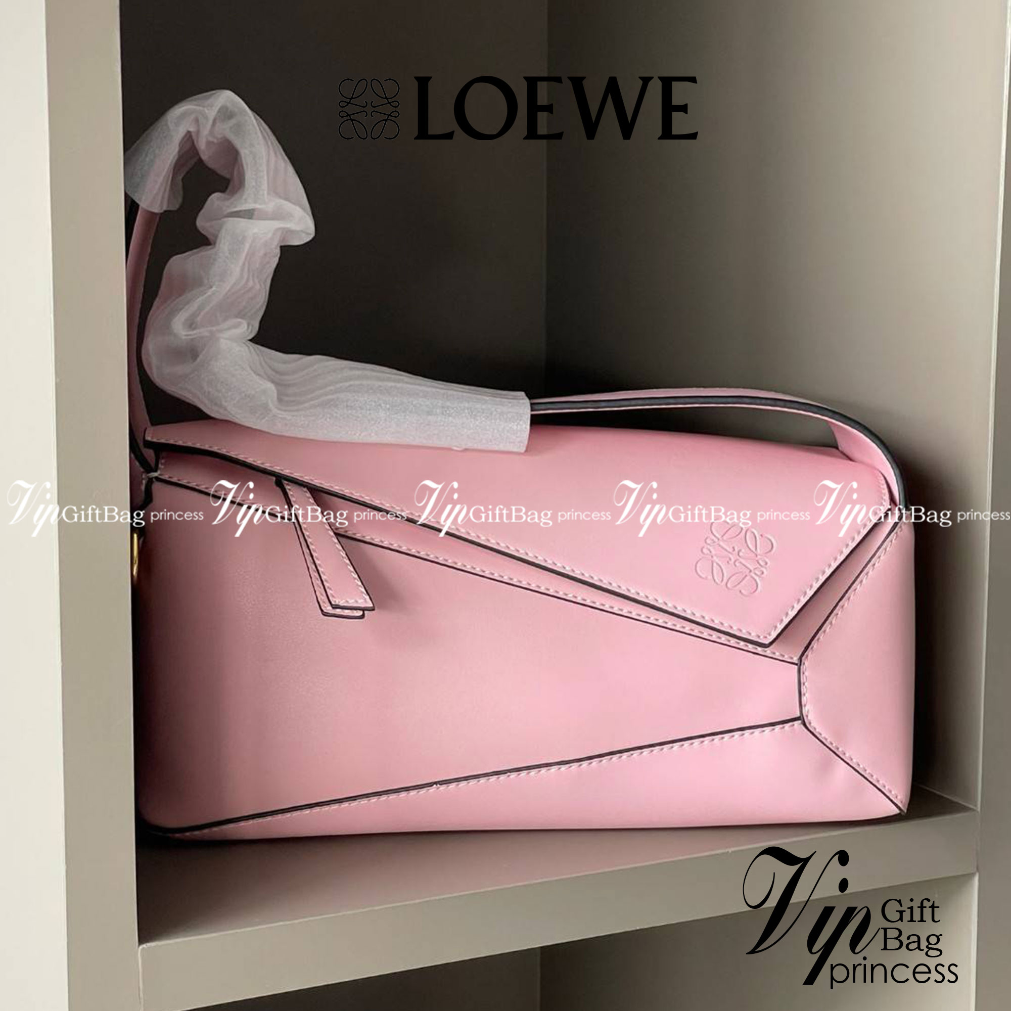 Loewe Puzzle Hobo bag กระเป๋ารุ่น Puzzle มีความพิเศษในหลายด้าน ไม่ว่าจะเป็นรูปทรงที่แปลกใหม่ มินิมอลด้วยโลโก้อนาแกรมแบบประทับ ดูหรู เป็นกระเป๋า Unisex ที่ไม่ว่าคุณจะเป็นผู้หญิงหรือผู้ชายก็ใช้งานได้ ลายกระเป๋าได้มาจากการนำหนังมาเย็บต่อกันทั้งหมด ถึงแม้ว่าข