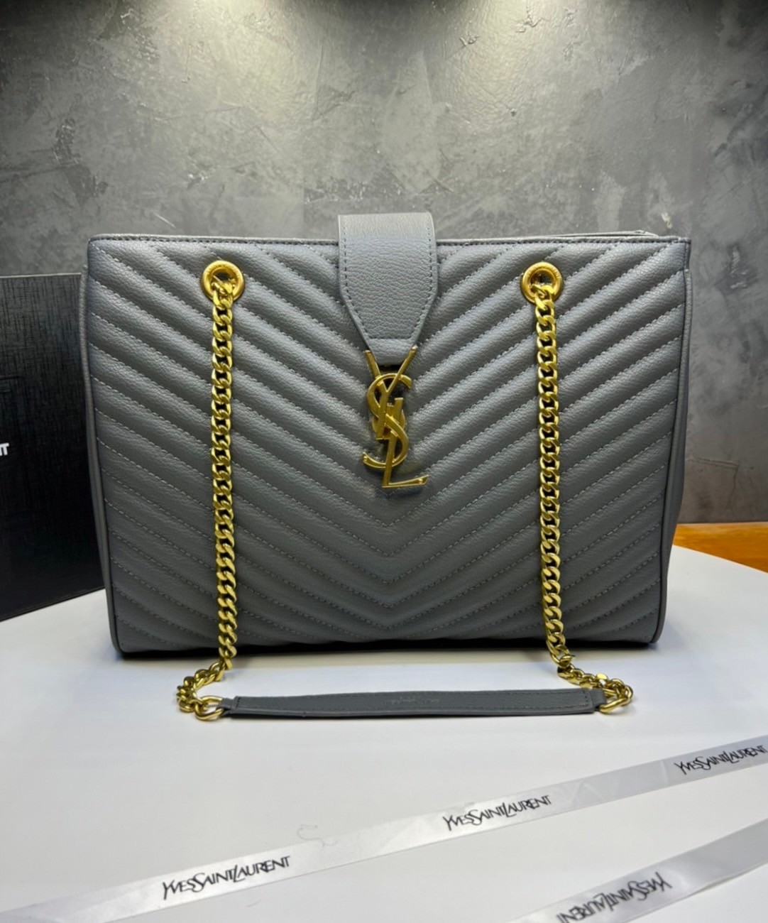 หนังแท้ Saint Laurent YSL Monogram Shopping Large Tote Bag กระเป๋าทรงช้อปปิ้งใบใหญ่ จุของได้เยอะ ภายในแบ่ง 2 ช่อง พร้อมซิปช่องกลาง ภาพสินค้าถ่ายจากงานขายจริง ใช้งานต่างประเทศได้