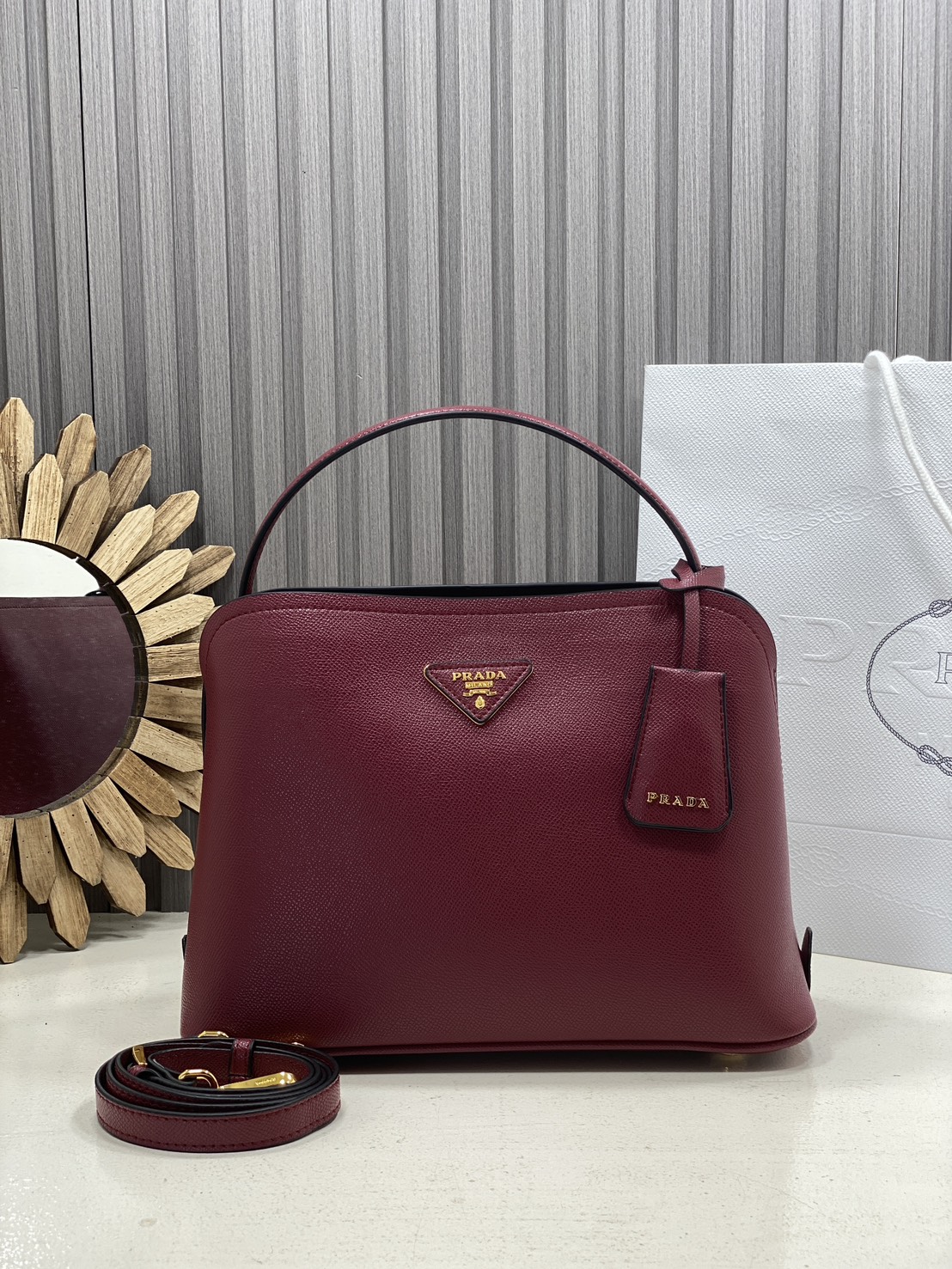ORI หนังแท้ | Prada Matinee Medium Saffiano Leather Bag 28cm กระเป๋าสะพายทรงโฮโบสวยหรู ดีไซน์เรียบหรูตามแบบฉบับแบรนด์ ยังคงความเรียบแต่มากไว้อย่างหรูหราลงตัว ใช้งานได้หลากหลายโอกาส