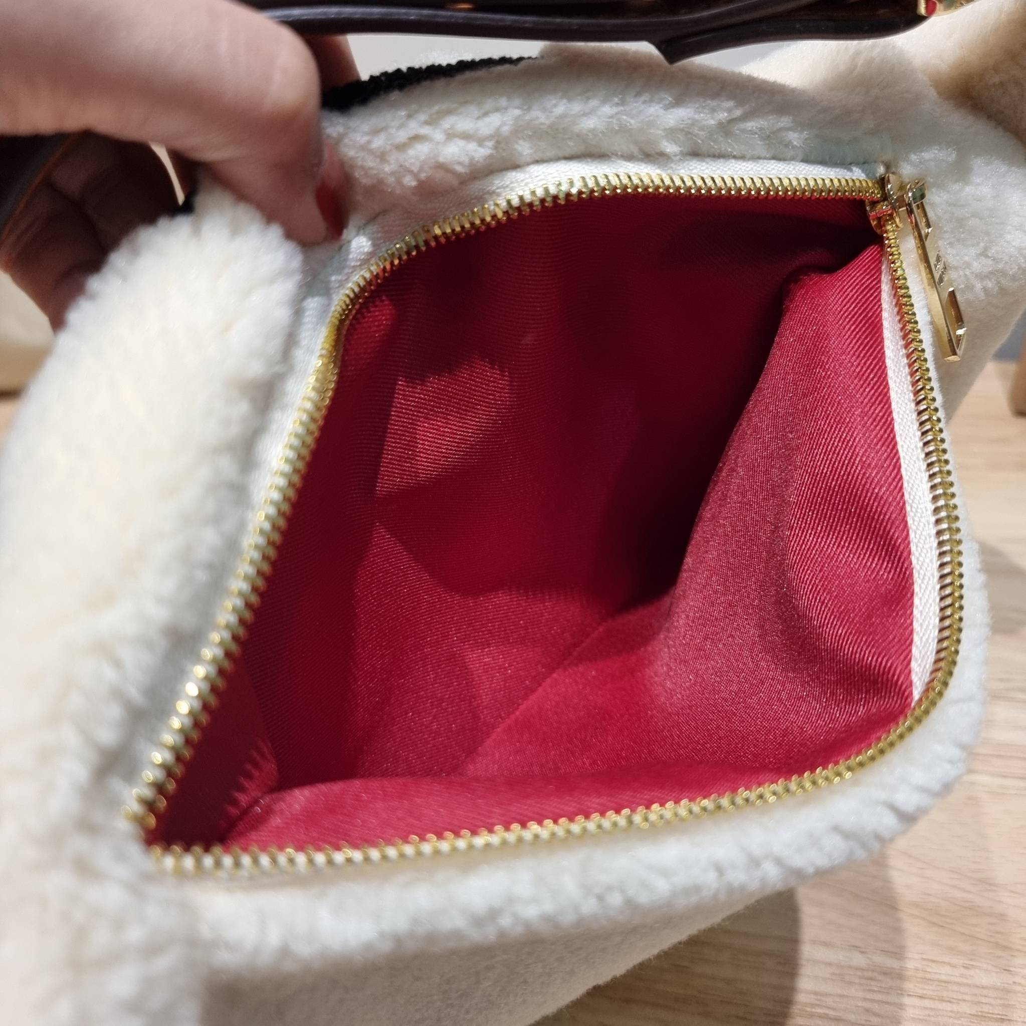 LV BUM BAG MONOGRAM TEDDY FLEECE / LV Teddy Limited Edition Bumbag ไอเท็มที่ต้องมี กับกระเป๋าคาดอก ดีไซน์เอกลักษณ์ โดดเด่นด้วยจัมโบ้ฟ้อนท์สีตัดกับตัวกระเป๋า เปิด-ปิดด้วยซิป ภายในเป็นช่องโล่ง โดยตัวกระเป๋าจะมีหูจับในตัว และสายสะพายที่สามารถปรับได้ตามตัว รุ