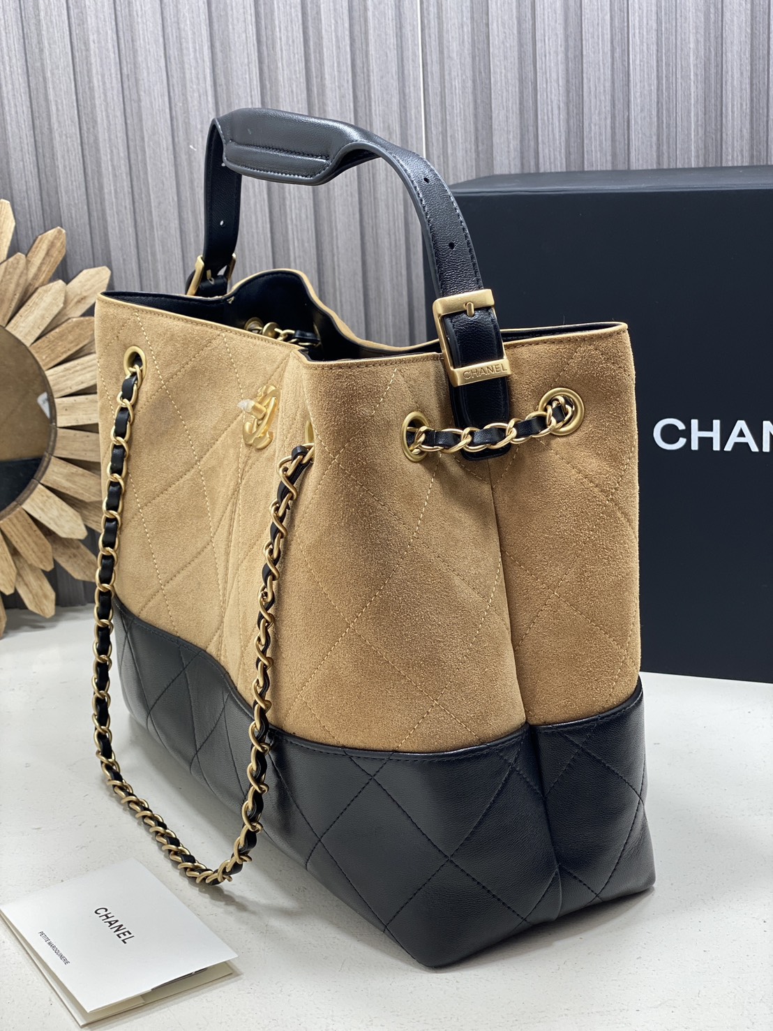 ORI หนังแท้ | CHANEL Shopping Bag 25A Suede Bag กระเป๋าสะพายทรงโท้ท ดีไซน์ใหม่หนังกำมะหยี่โทนน้ำตาล ใช้งานง่าย สวยหรูดูแพง ฐานหนังแท้สีดำตัดอย่างลงตัว