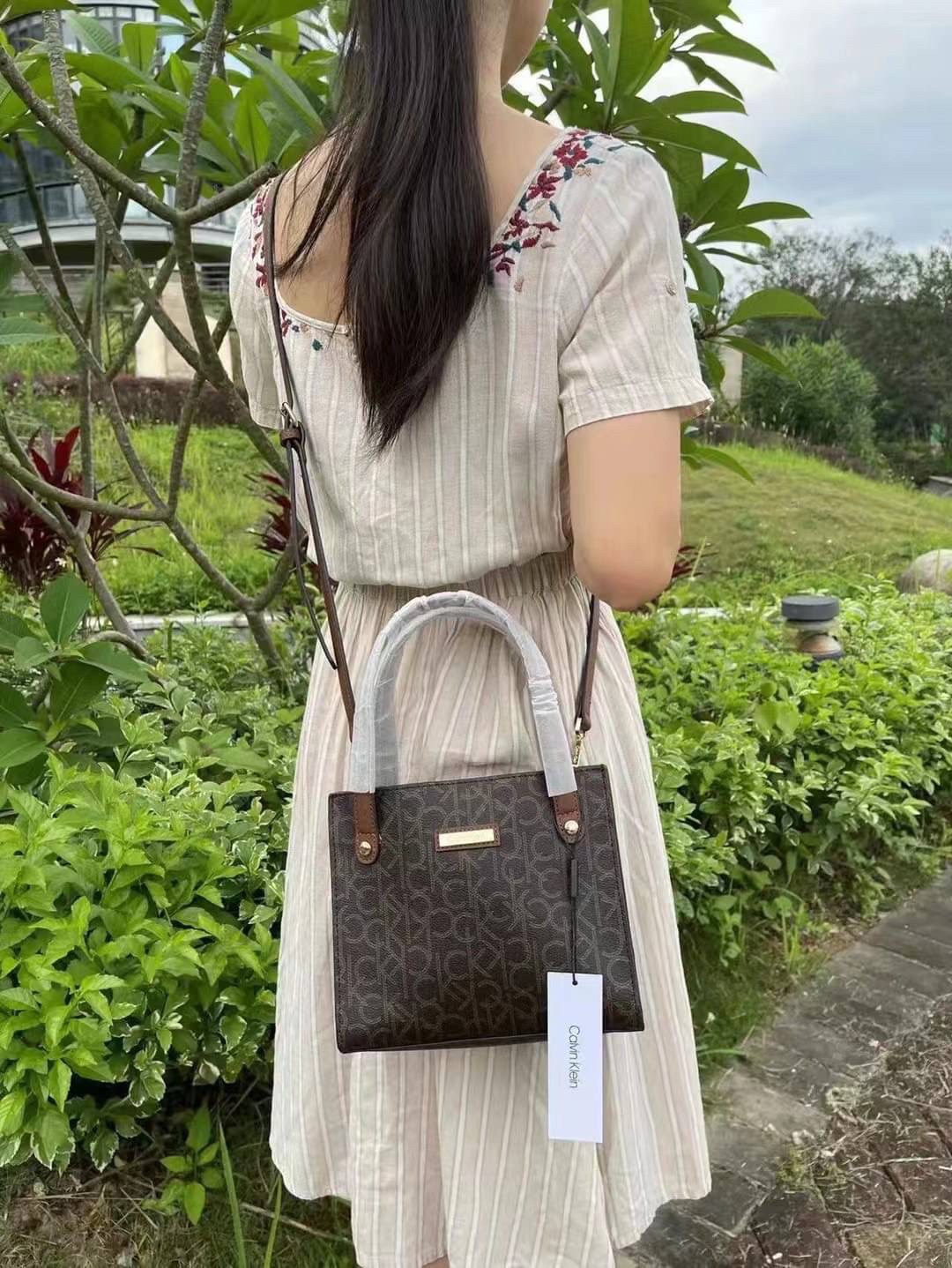 CALVIN KLEIN JEANS crossbody bag กระเป๋าถือหรือสะพาย ลายซิกเนเจอร์แบรนด์ทั้งใบ มีหูจับสำหรับถือ เปิด-ปิดกระเป๋าด้วยกระดุมแม่เหล็ก ด้านในโล่งกว้างมีช่องเล็กและช่องซิปสำหรับใส่ของจุกจิก ซับในลายแบรนด์อย่างดี มาพร้อมสายสะพายยาวปรับระดับได้ สามารถใช้ได้หลากหล