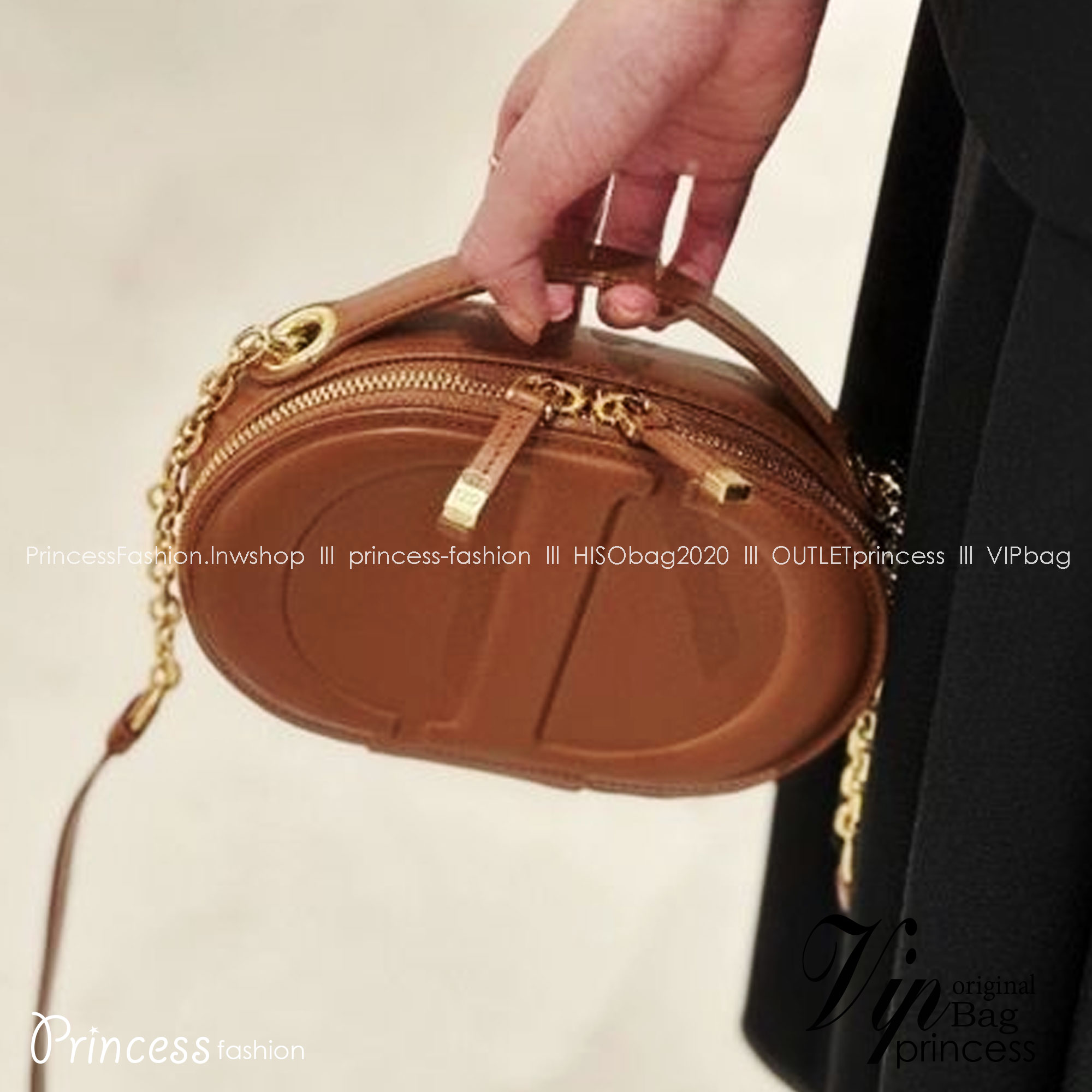 DIOR CD Signature Bag with Strap 17cm / CD OVAL CAMERA BAG / Dior Camera Bag ดีไซส์ใหม่ล่าสุด บ่งบอกถึงความหรู แต่ใช้งานได้โอกาส ใช้ได้ทั้งชายหญิง กระเป๋าสะพายทรงกล้อง ขนาดกะทัดรัด ไซส์สะพายคล่องตัว สีผู้ดีมากๆ