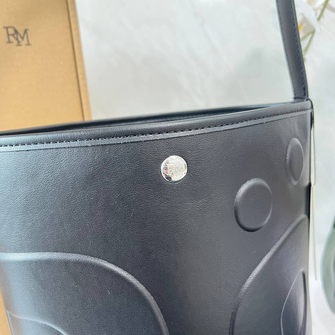 Rally The Bag Whisper กระเป๋าทรงบัคเก็ตงานหนังรุ่นใหม่ ฮอทติดลมบน มาแรงสะพายกันทั่วบ้านทั่วเมือง สายแบกสายขนห้ามพลาดจุของได้เยอะ รุ่นหนังผิวสัมผัสนิ่มมือ ทนทานและจุสิ่งของได้ครบครัน