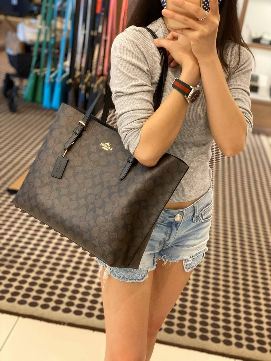 COACH MOLLIE TOTE IN SIGNATURE CANVAS ((1665)) พร้อมส่งอีกครั้ง ห้ามพลาดค่า! กระเป๋าหิ้ว//คล้องไหล่ ใบใหญ่ ทรงTote หนังแท้นิ่มอย่างดีค่ะ ภายในแบ่ง2ช่องใหญ่ สามารถใส่ A4ได้เลย ช่องกว้างมากๆ มีช่องกระเป๋าซิปกลางให้ใส่ของอีกช่องนะคะ