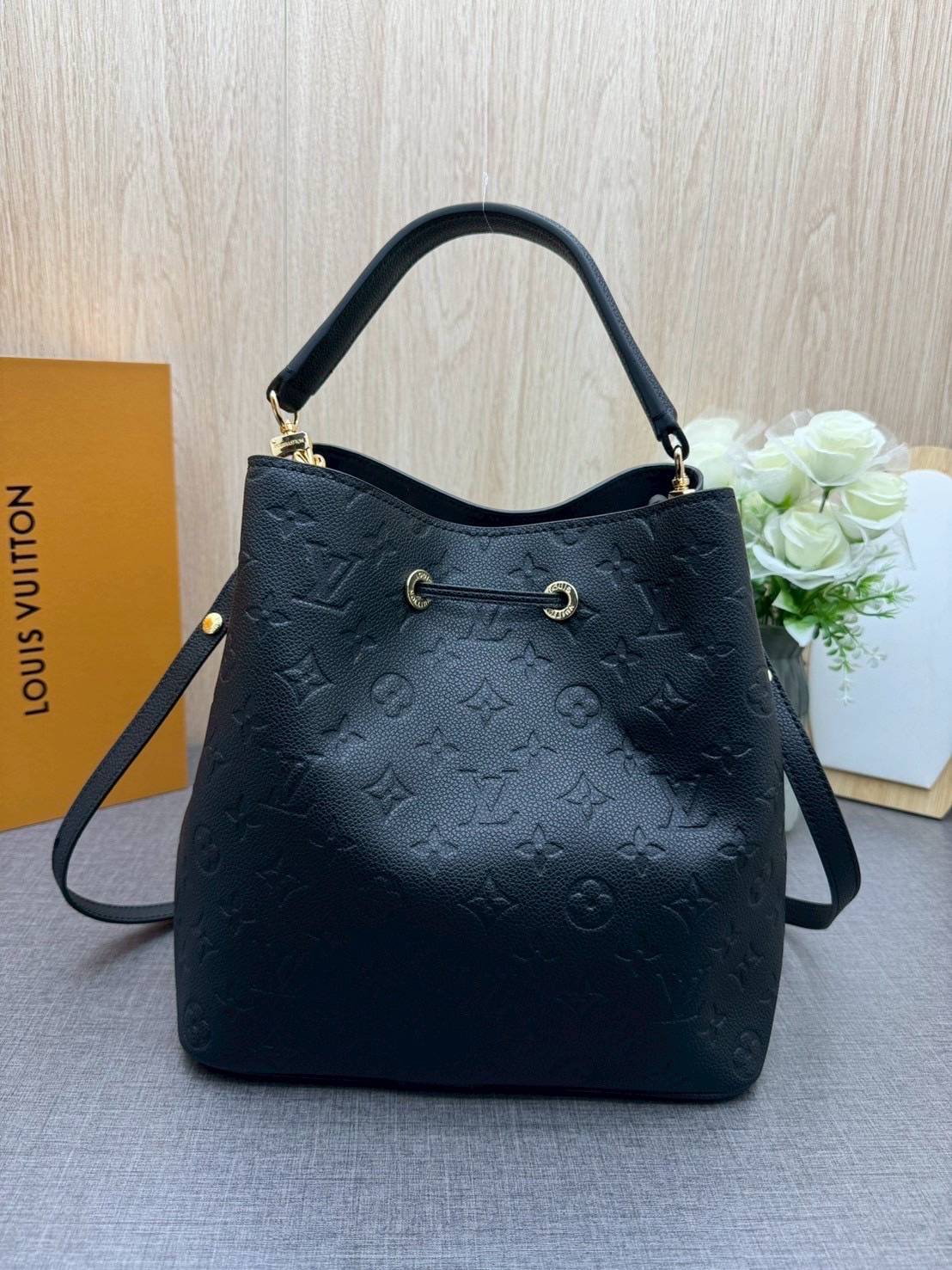 ORI หนังแท้ | LV NeoNoe MM Bucket bag Monogram Flower กระเป๋าสะพายทรงบัคเก็ต ลาย Monogram Flower โดดเด่นเพิ่มสไตล์ มีเสน่ห์ชวนหลงใหล