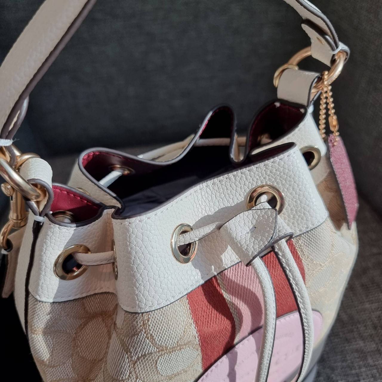 OUTLET 】COACH DEMPSEY DRAWSTRING BUCKET BAG IN SIGNATURE JACQUARD WITH STRIPE AND COACH PATCH C4101 C4102 พี่สาวใบใหญ่สุดสวยมาแล้วจ้า!! กระเป๋าทรงถังไซส์ใหญ่ ที่สาวๆรอคอย ใช้งานง่ายด้วยการรูดหนังปิดรอบปากกระเป๋า ทุกอย่างลงตัวที่สุด!! โดดเด่นด้วยลวดลายสีสั