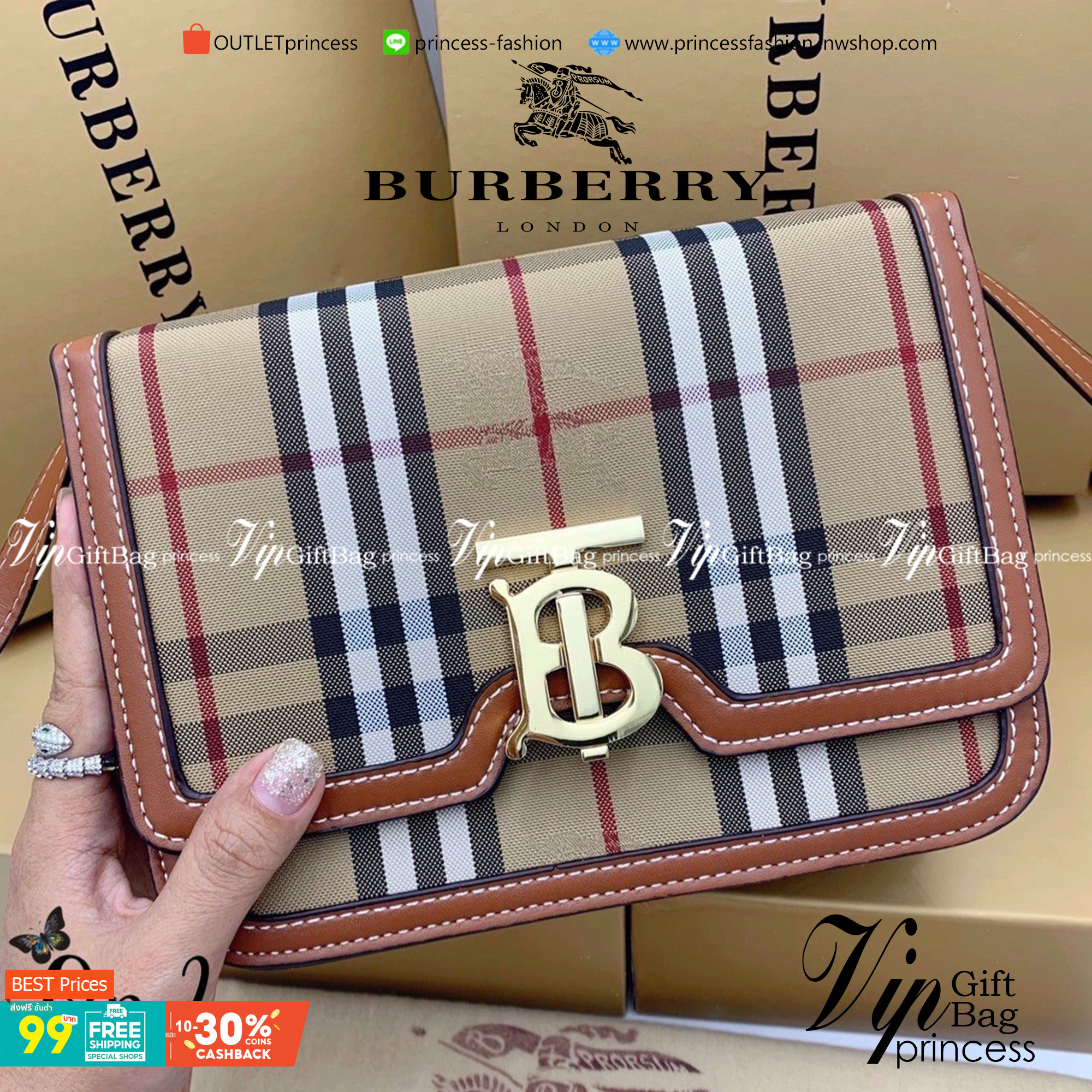 VIP 】กลับมาตามคำเรียกร้อง! ห้ามพลาด! Rare items! BURBERRY FRAGRANCES LEATHER CROSSBODY BAG วัสดุ Canvas & Leather ลาย Vintage คอลเลคชั่นใหม่ทรงเหลี่ยมสวยหรูดูดี เปิดปิดด้วยฝาปิดสัญลักษณ์รูปTB ภายในมีช่องแบ่งเป็นสัดส่วนสามารถใส่มือถือ iphone เงิน ของจ