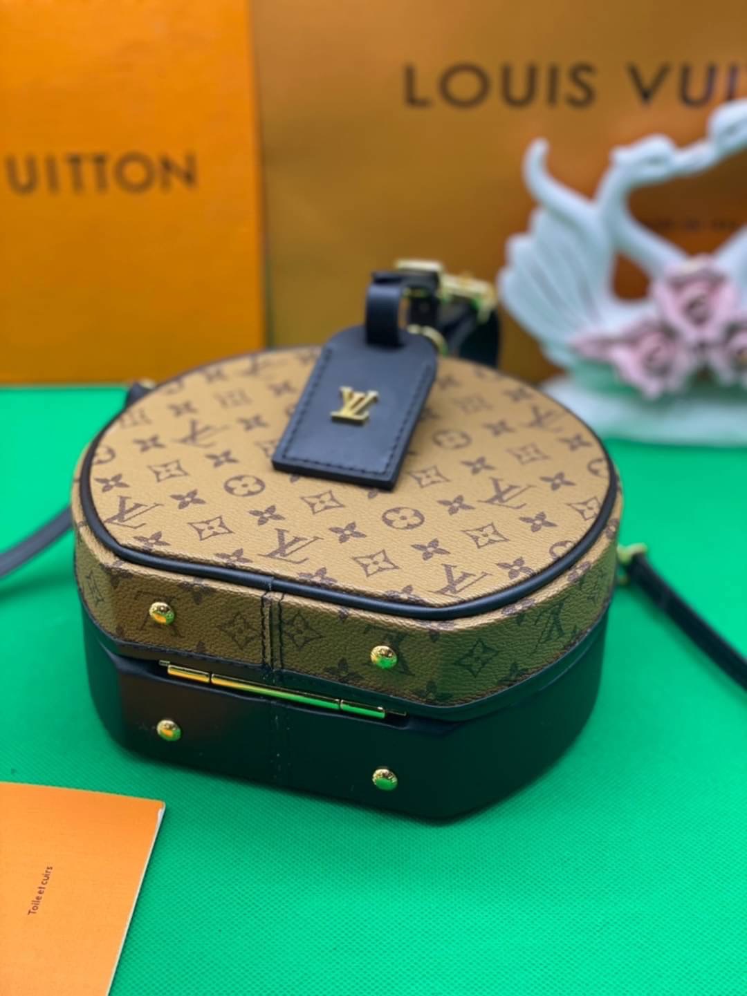 หนังแท้ LOUIS VUITTON PETITE BOITE CHAPEAU LV ROUND BAG โดดเด่นด้วยรูปทรงอันเป็นเอกลักษณ์และรายละเอียดแบบคลาสสิก ภายในโล่งกว้างด้วยช่องใส่ของขนาดใหญ่ มีสายยาวสะพายข้างได้ ถอดออกได้ หรือจะถือหรูๆ ไปเลยค่าา ภาพถ่ายสินค้าจริง ไอเท็มนี้สวยน่าใช้สุดคุ้มมากๆ ห้
