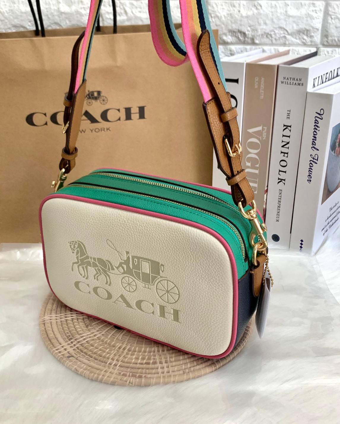 COACH JES CROSSBODY IN COLORBLOCK((72704)) พร้อมส่งอีกครั้ง ห้ามพลาดก่อนหมดค่ะ! กระเป๋าสะพายข้าง//หรือครอสบอดี้ร์ หนังแท้นิ่ม ลายหนังสวยงาม ด้านหน้ามีโลโก้แบรนด์แบบรถม้าเก๋ไก๋ค่ะ มี2ช่องซิปหลักให้ใส่ของ;สามารถใส่กระเป๋าเงินใบยาวได้;ของอื่นๆได้หลายอย่างเลย
