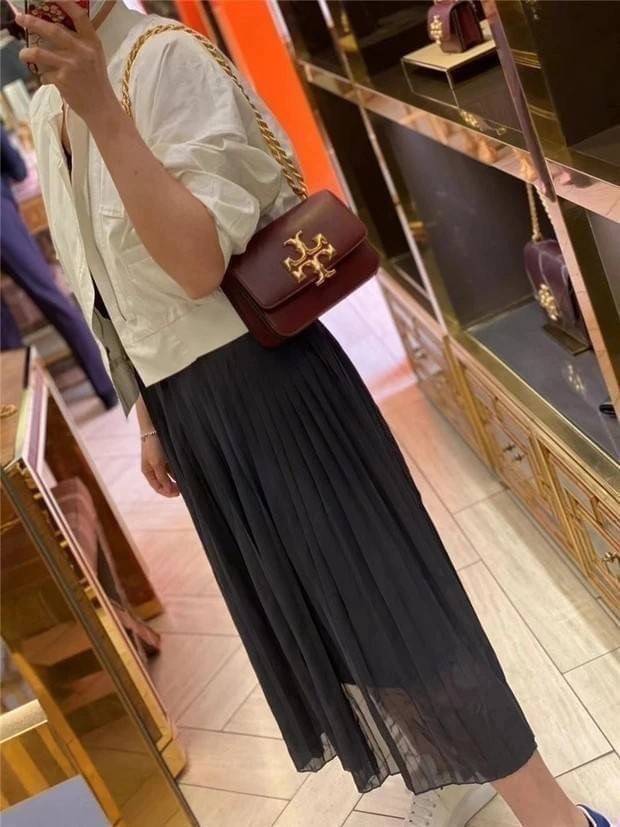 TORY BURCH ELEANOR SMALL CONVERTIBLE SHOULDER BAG ฮอตไอเท็ม รุ่นนี้ขายดีขายหมด สวยหรู คุณหนู ผู้ดี!! หายากมากแล้วน้า กระเป๋าสะพายข้าง ดีไซน์อยู่ทรง ขนาดกำลังสะดวกใช้สำหรับสาว วัสดุหนังแท้เต็มใบ สีทูโทน เปิด-ปิดด้วยแถบแม่เหล็ก ภายในแบ่งสัดส่วนได้เป็นอย่างด