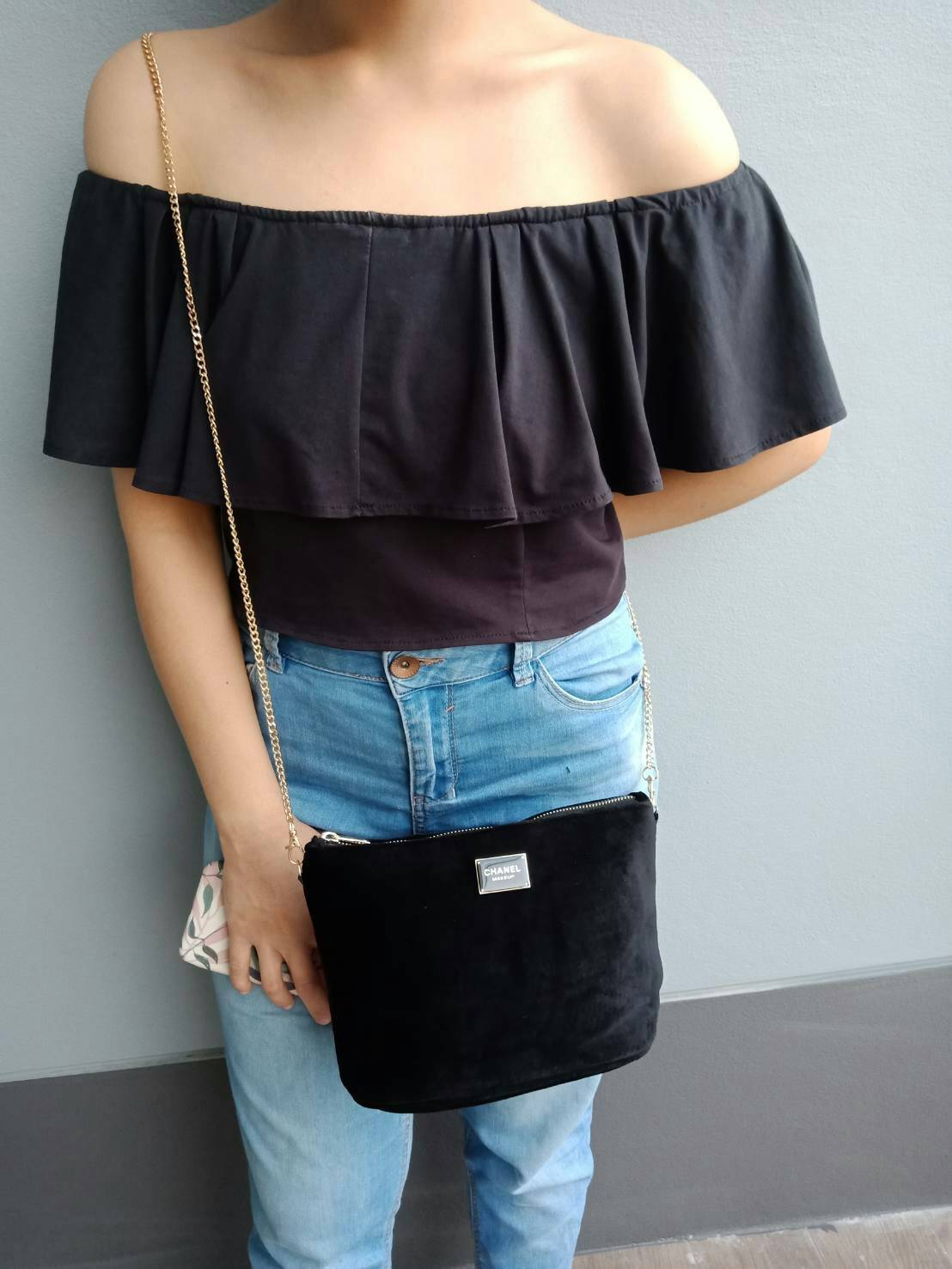 New Color♡♡ อีกหนึ่งรุ่นที่สาวๆรอคอย Chanel Cosmetics crossbody bag ของแท้ จากเคาเตอร์ Cosmetic ค้า ทรงสวย ด้านหน้าประดับโลโก้แบรนด์สุดหรู วัสดุผ้าขนวูฟ นุ่มมือ น้ำหนักเบา ตัวกระเป๋าอะไหล่ทองพร้อมสายโซ่สุดหรูสีทอง ถอดออกได้ หัวซิปปั๊มแบรนด์ 