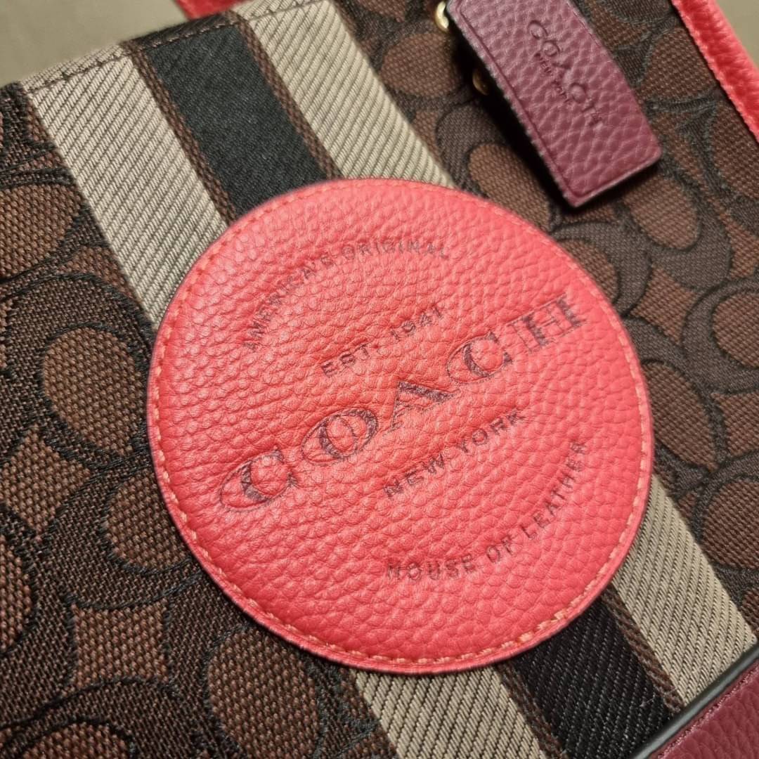COACH C7083 DEMPSEY TOTE 22 IN SIGNATURE JACQUARD WITH STRIPE AND COACH PATCH คอลเลคชั่นใหม่ สีที่สาวๆรอคอย สวยคม ละมุนและมีความหรูในตัว กับกระเป๋าทรงโท้ท ไซส์กำลังสวย น่ารักน่าใช้ ฟังก์ชั่นการใช้งานสะดวกที่สุด มีทั้งสายคล้องในตัว และสายครอสบอดี้ วัสดุผ้า