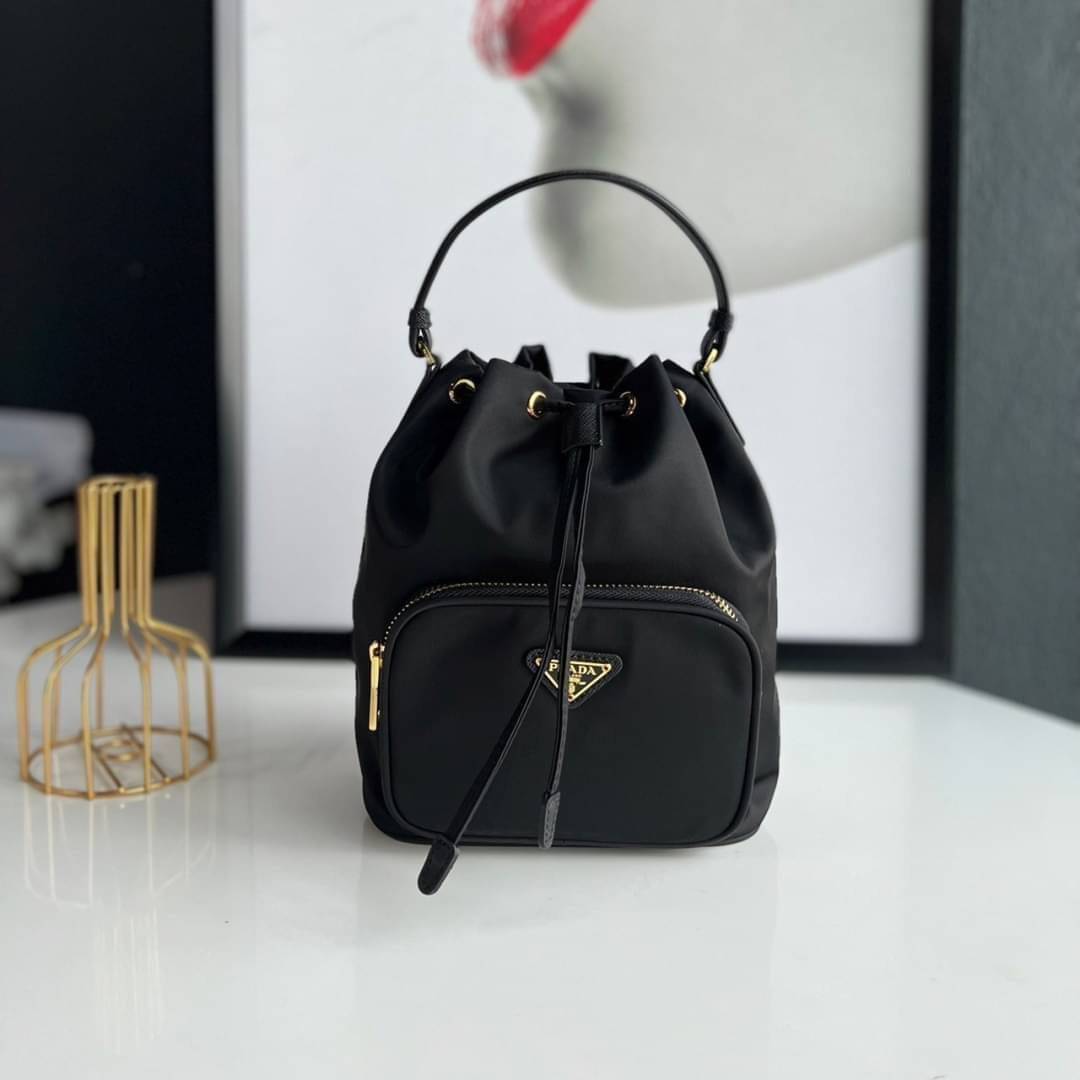 Prada Duet Re-Nylon Bucket shoulder bag / Prada Nylon bucket bag Pastel เกรดใช้สลับใบจริง ออริจินอล ใช้งานต่างประเทศได้ น้องสาวสุดสวยมาให้จับจองอีกหนึ่ง สีพาสเทลน่ารักละมุนมากๆ ค่ะ กระเป๋าสะพายข้าง ทรงขนมจีบ ไซส์มินิ ขนาดน่ารักน่าใช้มาก วัสดุขอบหนังแท้ แล