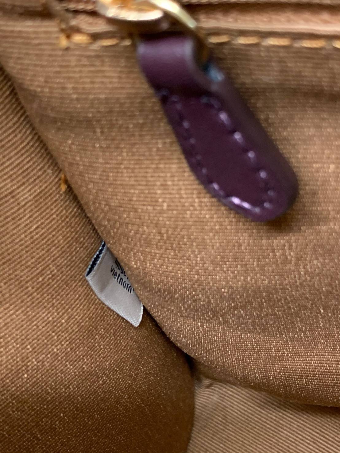 น่าใช้มากๆ สวยเกินราคาไปเลยจร้าา😘 COACH FIELD TOTE 22 SMALL BAG ((C5122)) พร้อมส่งความสวยที่ไทยค่ะ! กระเป๋าหิ้วหรือสะพายข้างได้ หนังแท้นิ่ม ใบจริงสวยมากๆเลยค่ะ ปากกระเป๋าแบบกระดุมแม่เหล็ก ภายในกว้างใส่ของจำเป็นของสาวๆได้เยอะเลย มีช่องซิปและช่องเล็