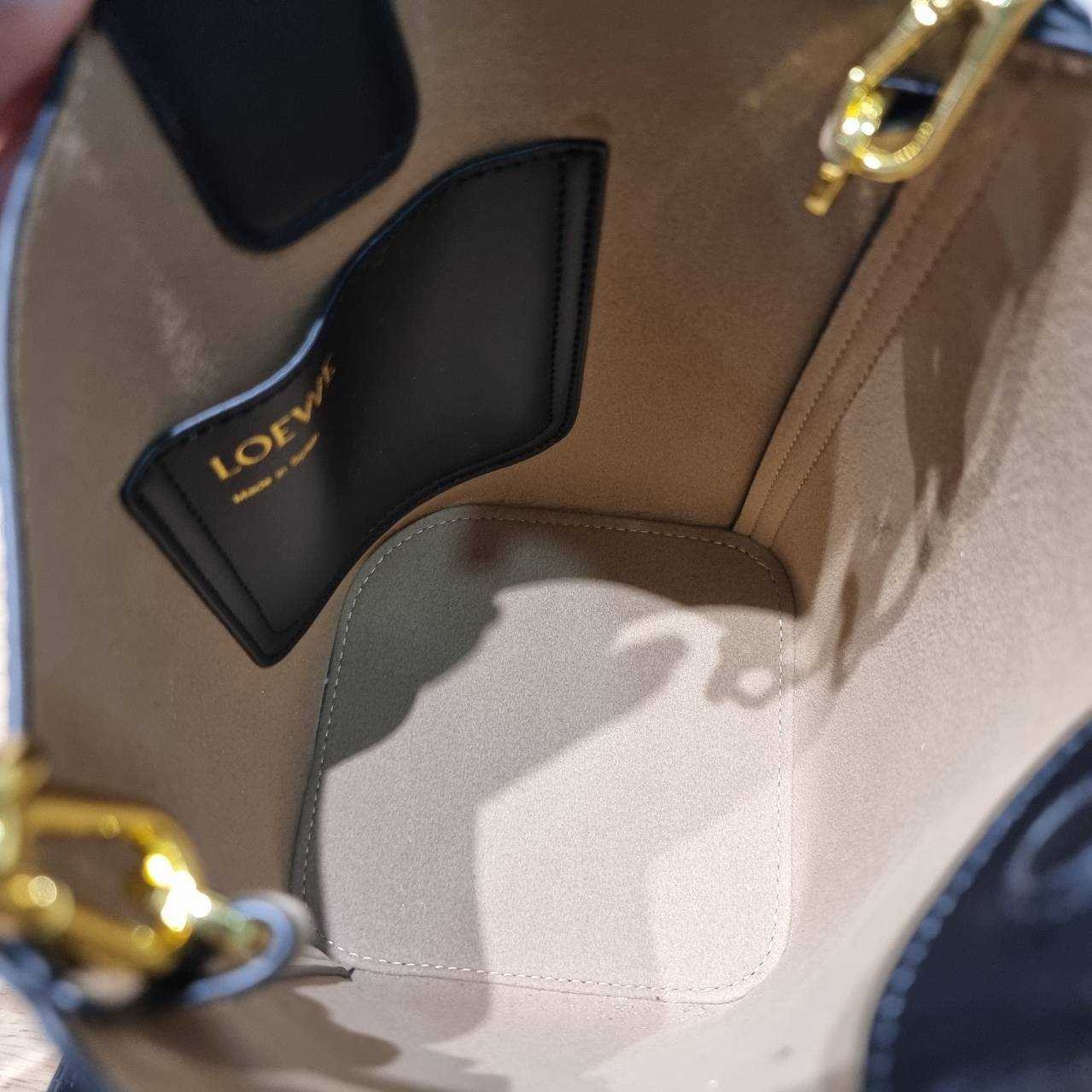 LOEWE MINI PEPBLE BUCKET IN MELLOW กระเป๋าทรงบัคเก็ต รูปทรงสวยใช้งานง่าย กิมมิคหรูหราสุดๆ