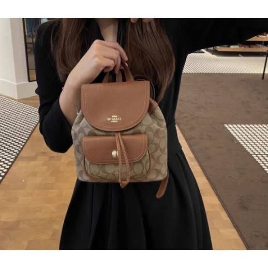 COACH PENNIE BACKPACK 22 IN SIGNATURE CANVAS(C4120) เป็นกระเป๋าอีกประเภทหนึ่งที่ Coach ผลิตและออกแบบได้อย่างมีเอกลักษณ์ สาว ๆ คนไหนที่ชอบพกของเยอะและต้องการกระเป๋าที่ให้ความคล่องตัว ทะมัดทะแมง ต้องเป็นกระเป๋าเป้แบบนี้เลยค่ะ แม้จะให้ลุคที่ทะมัดทะแมง แต่ก็ม