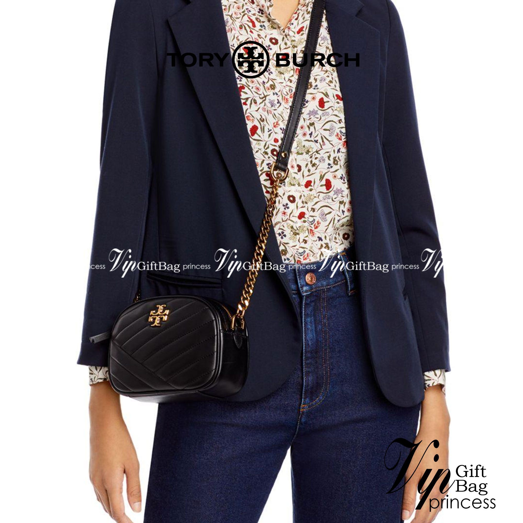 Tory Burch Kira Chevron Small Camera Bag กระเป๋าสะพายทรงกล่อง ซิปบน อะไหล่ทอง สายสะพายยาวแบบครอสบอดี้ งานสวยปั๊มทุกจุดเป๊ะทุกมุม เปิด - ปิดกระเป๋าด้วยซิป ด้านในโล่ง มีช่องซิป 1 ช่อง มาพร้อมสายสะพายยาว ปรับระดับได้ค่ะ