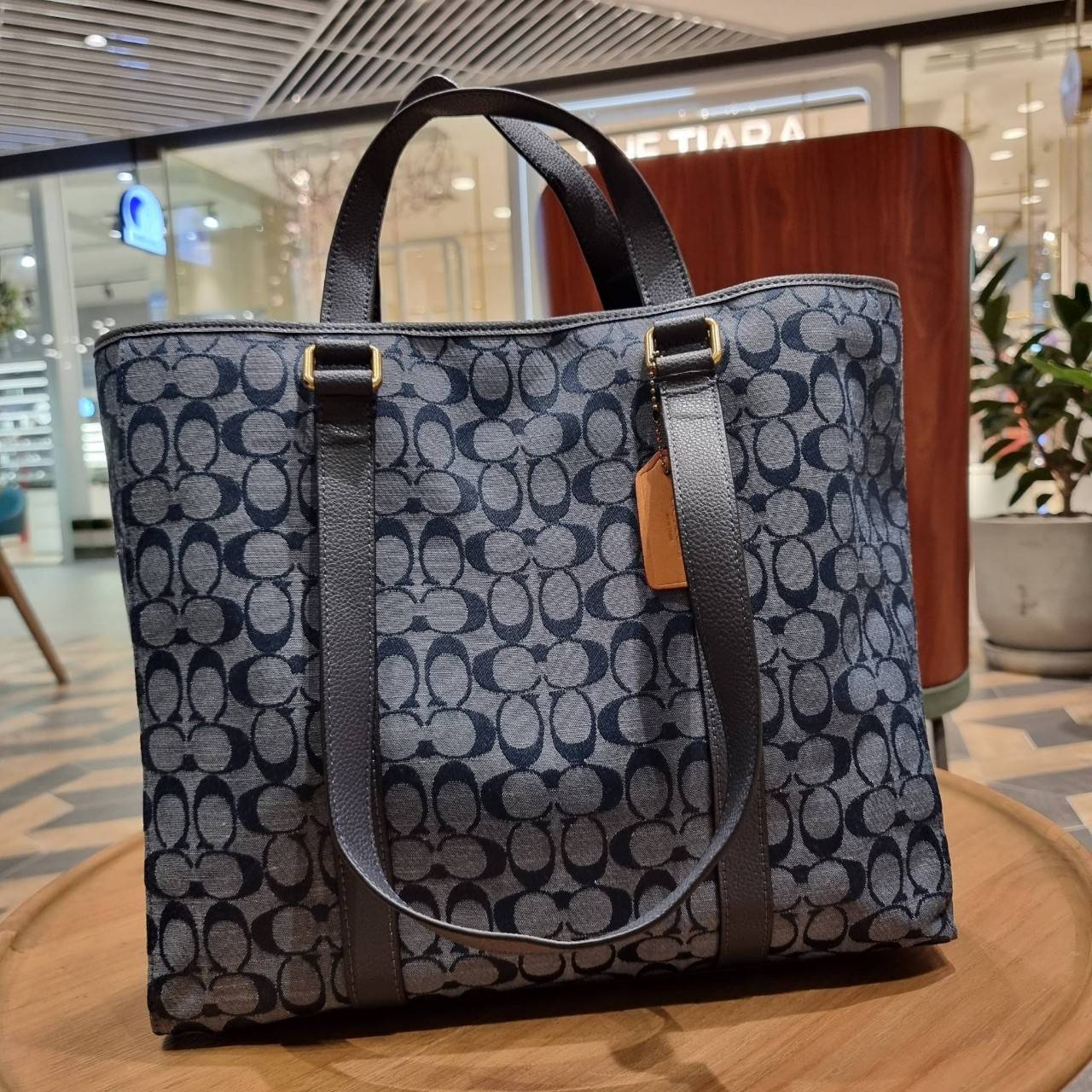 COACH C8182 HUDSON DOUBLE HANDLE TOTE IN SIGNATURE CHAMBRAY ใหม่ล่าสุด กระเป๋าทรงโท้ทใบใหญ่ ที่จุดของความจุ ใส่ได้แบบคุ้มๆไปเลย วัสดุผ้าแชมเบรย์ตัดด้วยหนัง pepble สวย คม ดูดี ปากกระเป๋ามีกระดุมแม่เหล็กปิดกันของหล่นได้ ภายในโล่งกว้างมาก ซิกเนเจอร์รุ่นนี้คื
