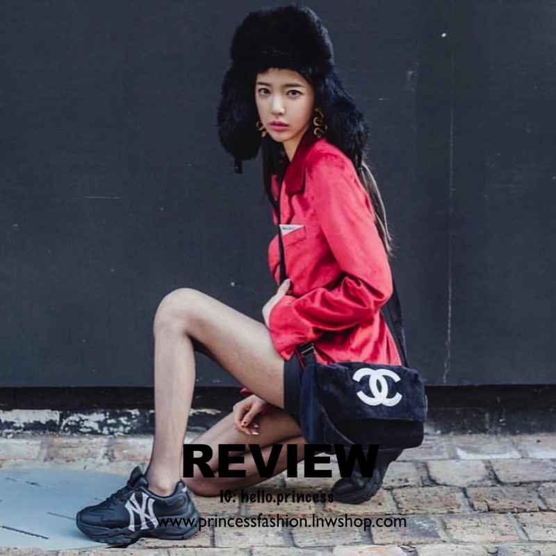 Chanel Beaute Crossbody Bag กระเป๋าสะพาย VIP GIFT ของแท้ จาก Chanel Cosmetic แท้💯 วัสดุขนวูลหนานุ่ม ตัดโลโก้แบรนด์หนังสีขาวสวยโดดเด่น น้ำหนักเบา เปิดปิดด้วยฝาปิดกระดุมแม่เหล็ก ใบใหญ่กำลังดี ใส่ iPad, กระเป๋าสตางค์ใบยาว, และของจุกจิกได้เยอะ มาพร้อม