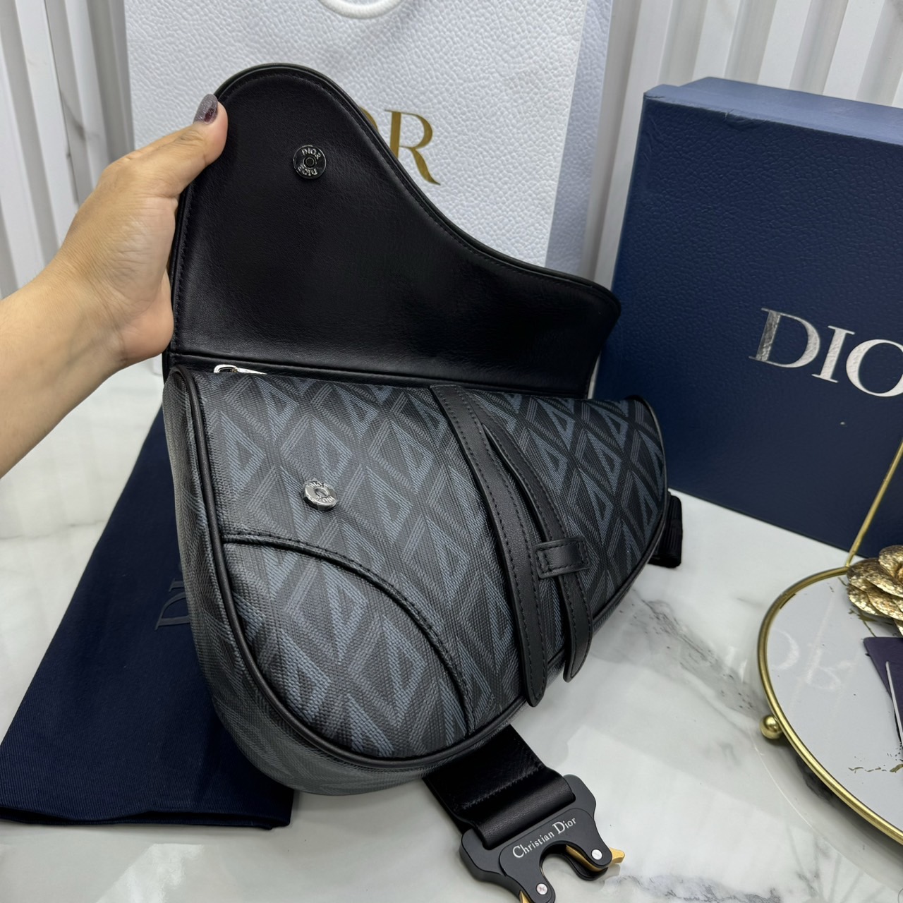 DIOR Saddle Bag CD Diamond canvas and smooth leather กระเป๋าคาดอก หรือสะพายไหล่ได้ สไตส์แบรนด์หรู รูปแบบใหม่ของ CD คลาสสิก เกรดออริ 1:1 ใช้งานต่างประเทศได้