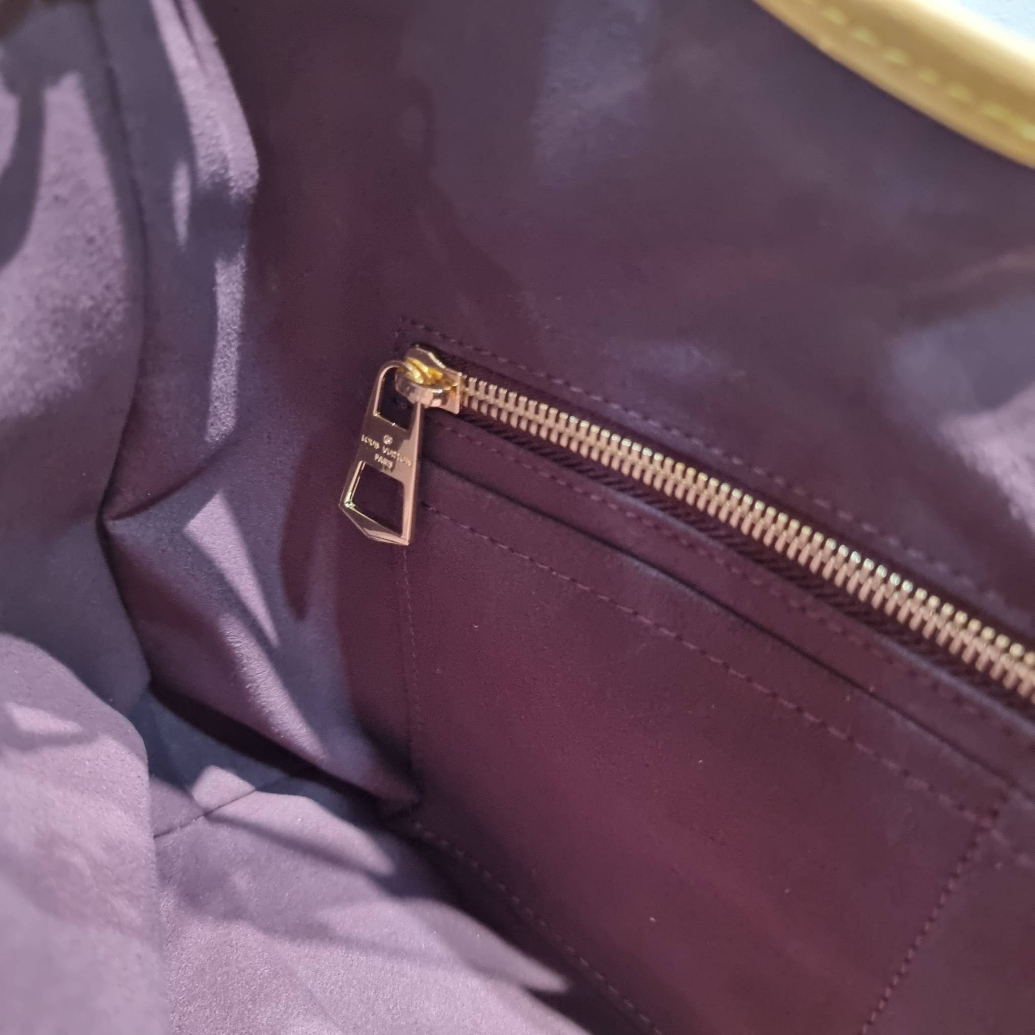 LV CARRYALL PM รุ่นลิมิเต็ดที่สาวๆตามหา กระเป๋าสะพายไหล่ทรงสวย ดีไซน์เรียบง่ายคลาสสิค หรู ดูผู้ดี รูปทรงใช้งานง่าย มาพร้อมใบลูก ไว้เก็บของจุกจิก วัสดุหนังแคนวาส ปากกระเป๋ามีสายหนังผูกกันของหล่นได้และยังมีกระดุมแม่เหล็กอีกด้วย สายสะพายถอดปรับได้ ภายในโล่งก