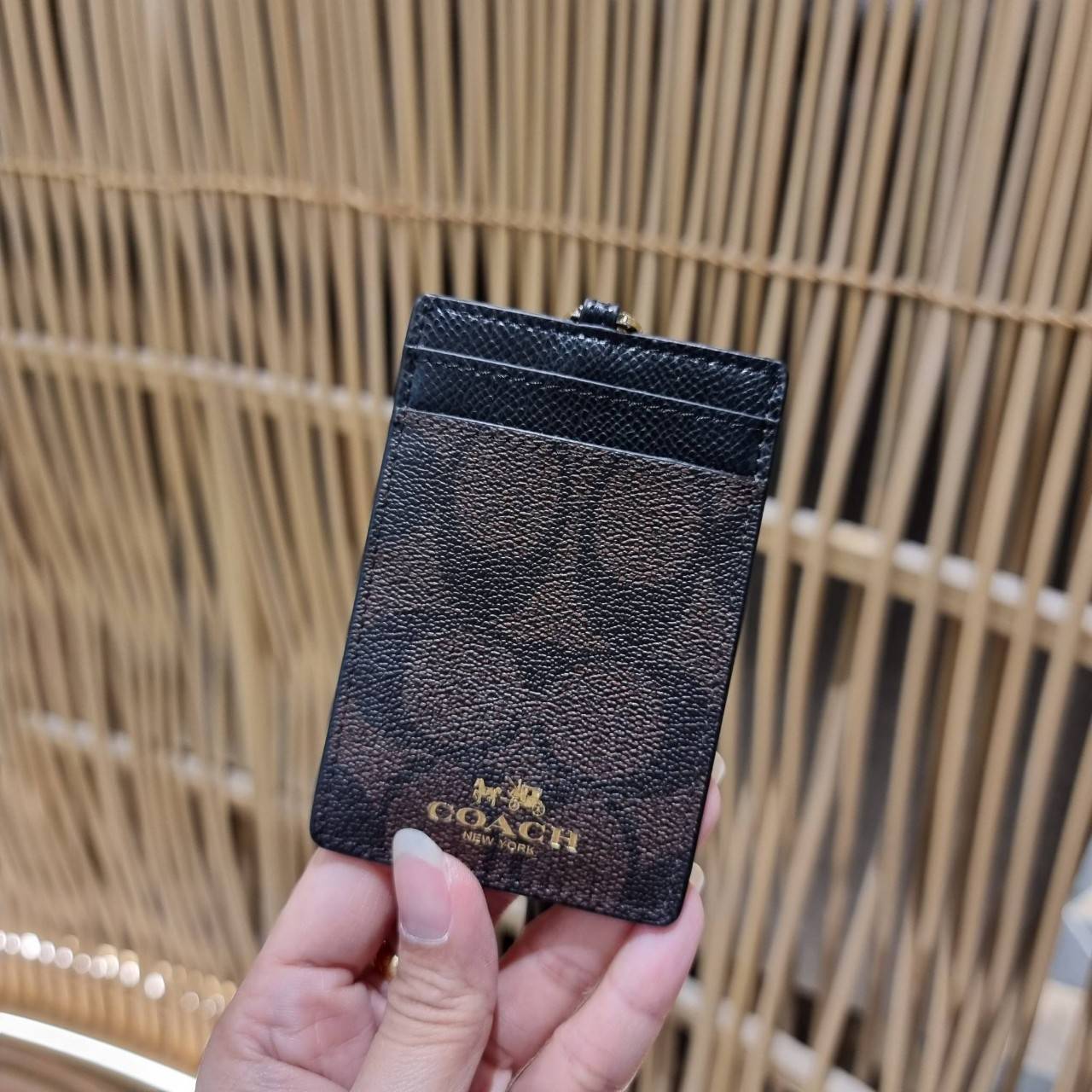 COACH ID LANYARD IN COLORBLOCK SIGNATURE CANVAS ง่ายๆแบบไม่ธรรมดา!! คลาสสิคแต่มีดีเทลโดดเด่น!! กระเป๋าถนอมบัตร พร้อมสายคล้องคอ ดีไซน์ลวดลายสวย ดูดีทุกแบบ ใช้งานง่าย พกพาสะดวก จะใส่บัตรพนักงาน บัตรเครดิต บัตรปชช. ใบขับขี่ และบัตรอื่นๆที่อยากจะใส่!! ตามใจไป