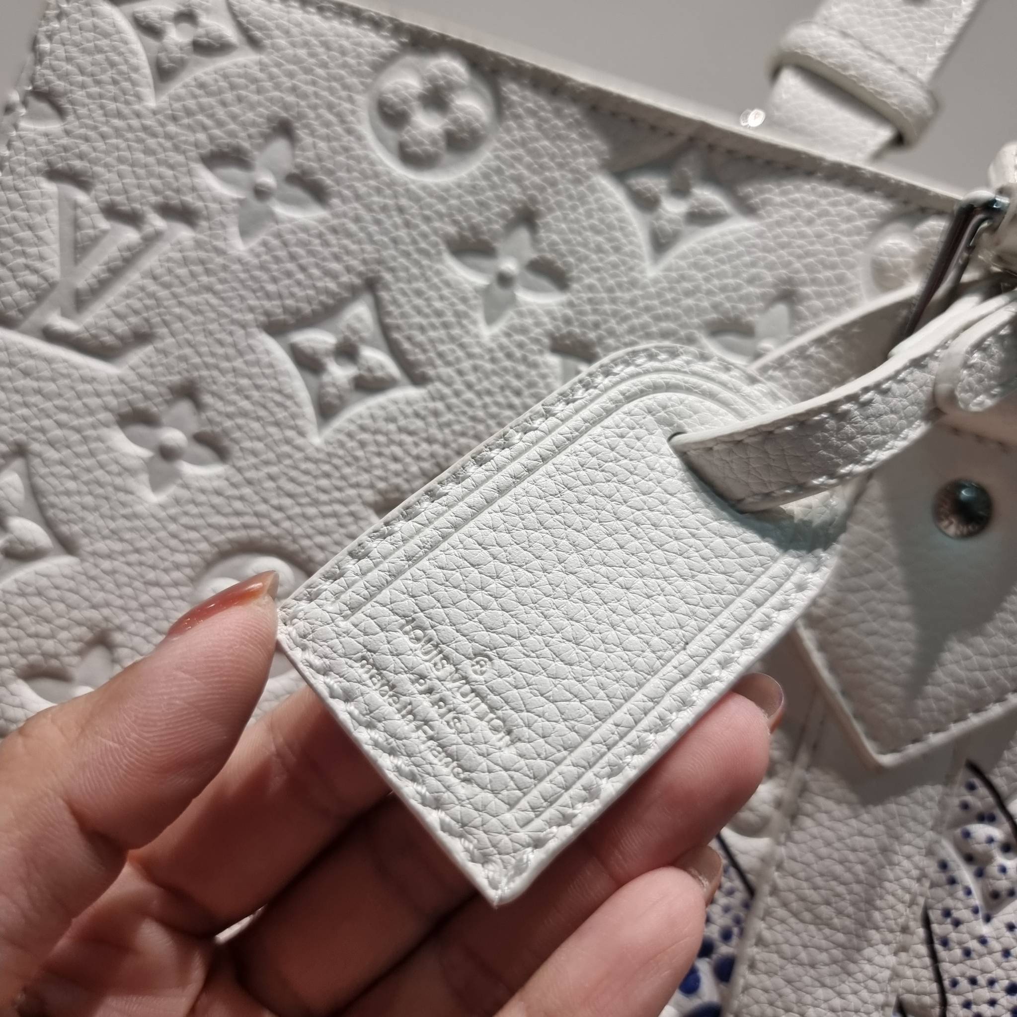 LV x YK Sac Plat 24H Bag Taurillon Monogram / LV × YK SAC CARRYALL TOTE ใหม่รับ summer สดใสฉีกทุกกฏ เพราะใช้ได้แบบยูนิเซ็กส์ กับกระเป๋าเดินทางมาในรูปแบบของทรงโท้ท ใบใหญ่ จุได้แบบจุกๆ ดีไซน์ลวดลายโดดเด่น