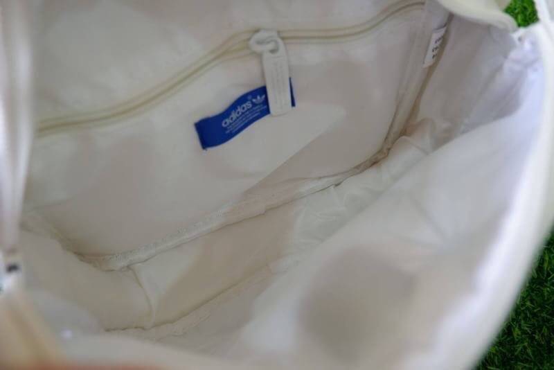 adidas mini airline bag *outlet* กระเป๋าสะพายข้างทรงสปอร์ต ด้านหน้าติดโลโก้แบรนด์ ดีไซน์ลาย 3D ด้านหลังเป็นหนังเรียบ มีช่องซิปสามารถใส่สิ่งของได้ รุ่นนี้เปิดปิดด้วยซิปคู่ ซิปปั๊มแบรนด์ทุกจุด ด้านในเป็นช่องกว้าง มีช่องซิป สายสะพายยาวสามารถปรับระดับได้ สาวก