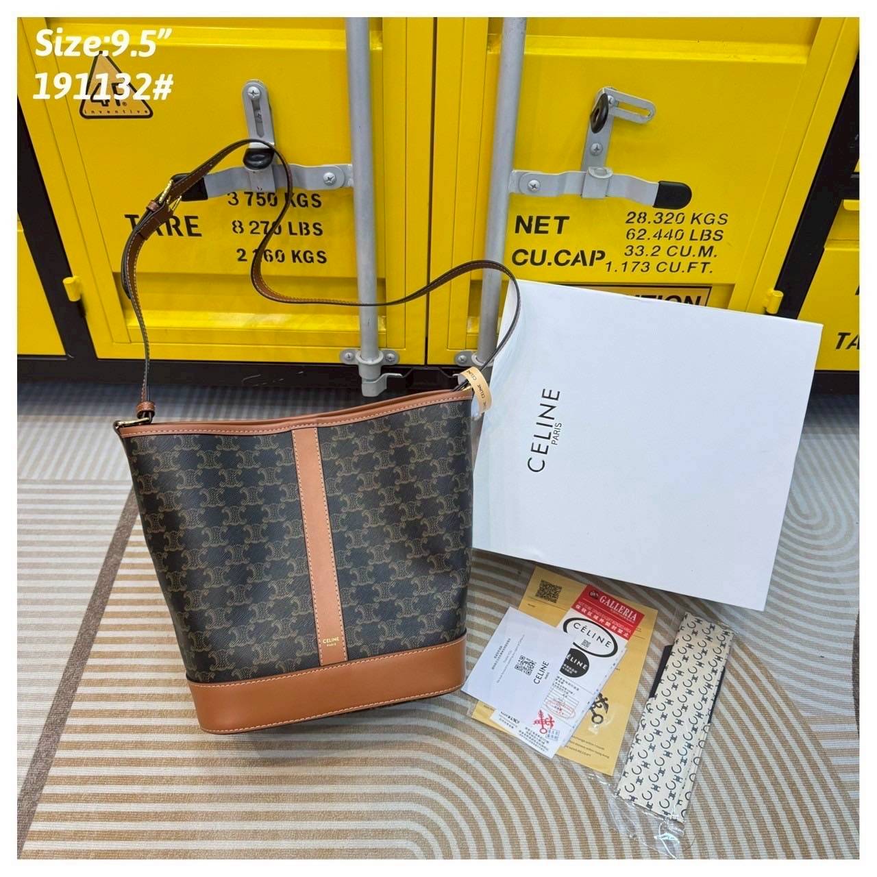 Celine bucket bag in Triomphe canvas and leather / Celine Tote Bag 6" 8" 9.5" กระเป๋าสะพายทรงบัคเก็ต โท้ทรุ่นแรกของแบรนด์ที่ได้รับความนิยมมากที่สุด ควรมีติดตู้ไว้เลย ดีไซน์สวยคลาสสิคไม่มีเอาท์