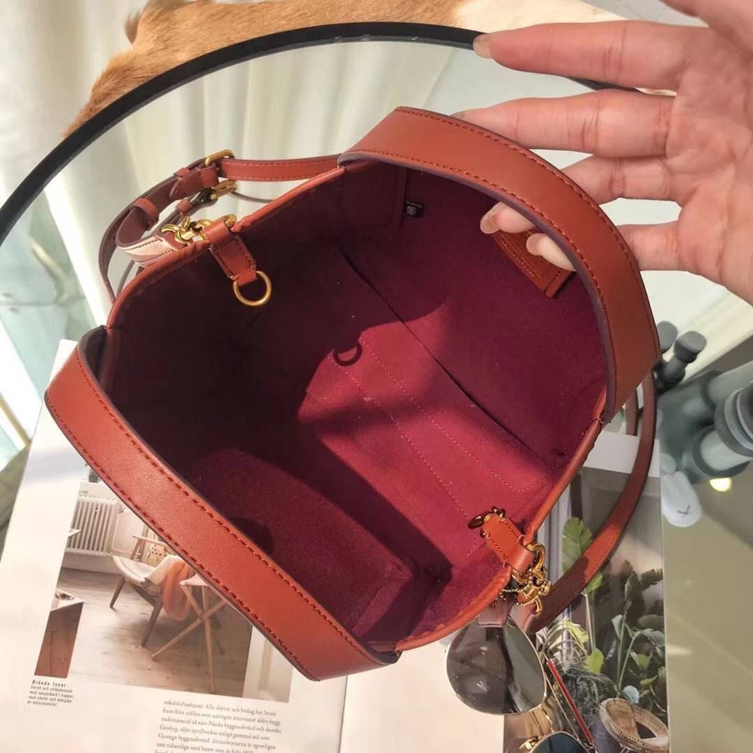 COACH HADLEY HOBO signature canvas กระเป๋าถือหรือสะพายข้าง เรียบหรู ลาย signature brand ปรับเปลี่ยนได้ 2 ทรง เปิด-ปิด กระดุมแม่เหล็ก พร้อมตะขอเกี่ยว ภายในกว้าง จุของได้เยอะ มีสายสะพายยาวถอดได้ ปรับระดับได้ค่ะ สวยหรูดูดี ใบนี้ไม่ควรพลาดค่า