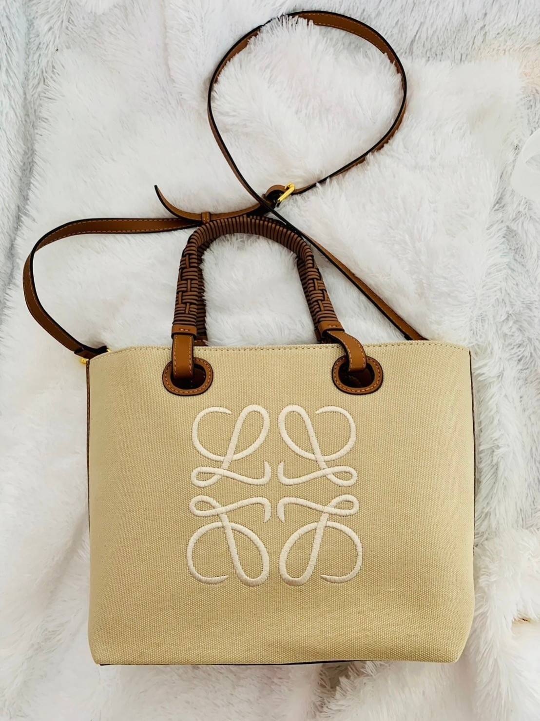 Loewe Anagram leather canvas tote bag / Loewe Tote Bag กระเป๋าโท้ทน้องใหม่ วัสดุทำจากหนังแคนวาส ใช้งานทนทาน ออกแบบมีสายสะพายไหล่และหูหิ้ว เรียกว่าใช้งานได้แบบ 2 in1 งานสวยล้ำ ไม่ซ้ำใคร ปักโลโก้ Anagram ที่ด้านหน้า เปิด-ปิดด้านบนด้วยเชือกผูก ด้านในมีช่องสำ