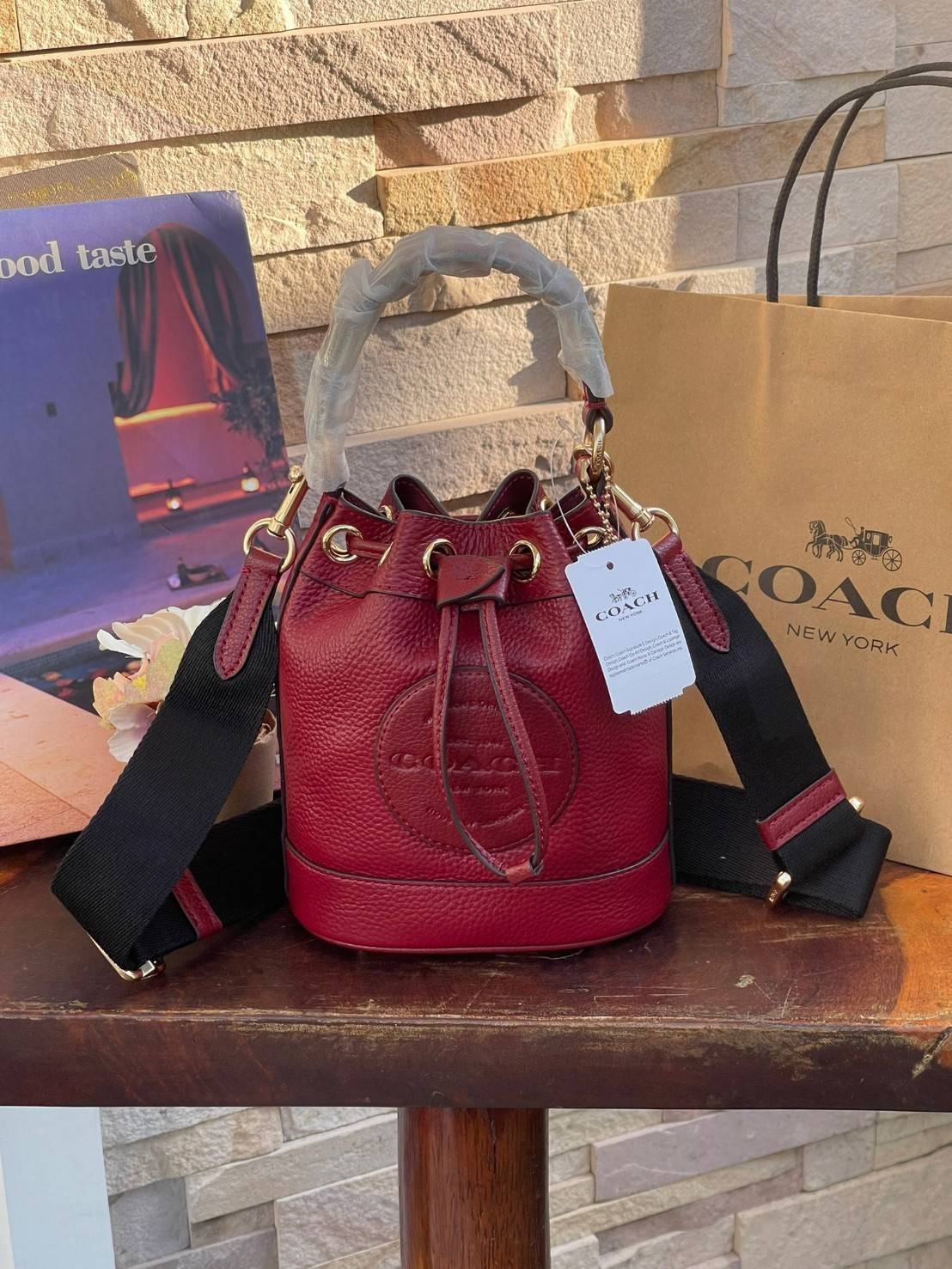 COACH DEMPSEY BUCKET BAG 15 WITH COACH PATCH AND HEART CHARM สวยงามด้วยดีไซน์ทรงตะกร้าแบบมินิมอลแสนน่ารัก ดีเทลสะดุดตา รูปทรงจดจำง่าย ถือแบบชิคๆ หรือยิ่งไปกว่านั้น สายสะพายของกระเป๋าก็สามารถถอดออกเพื่อเปลี่ยนรูปแบบการสะพายได้ทั้งแบบสะพายไหล่และสะพายคาดลำต