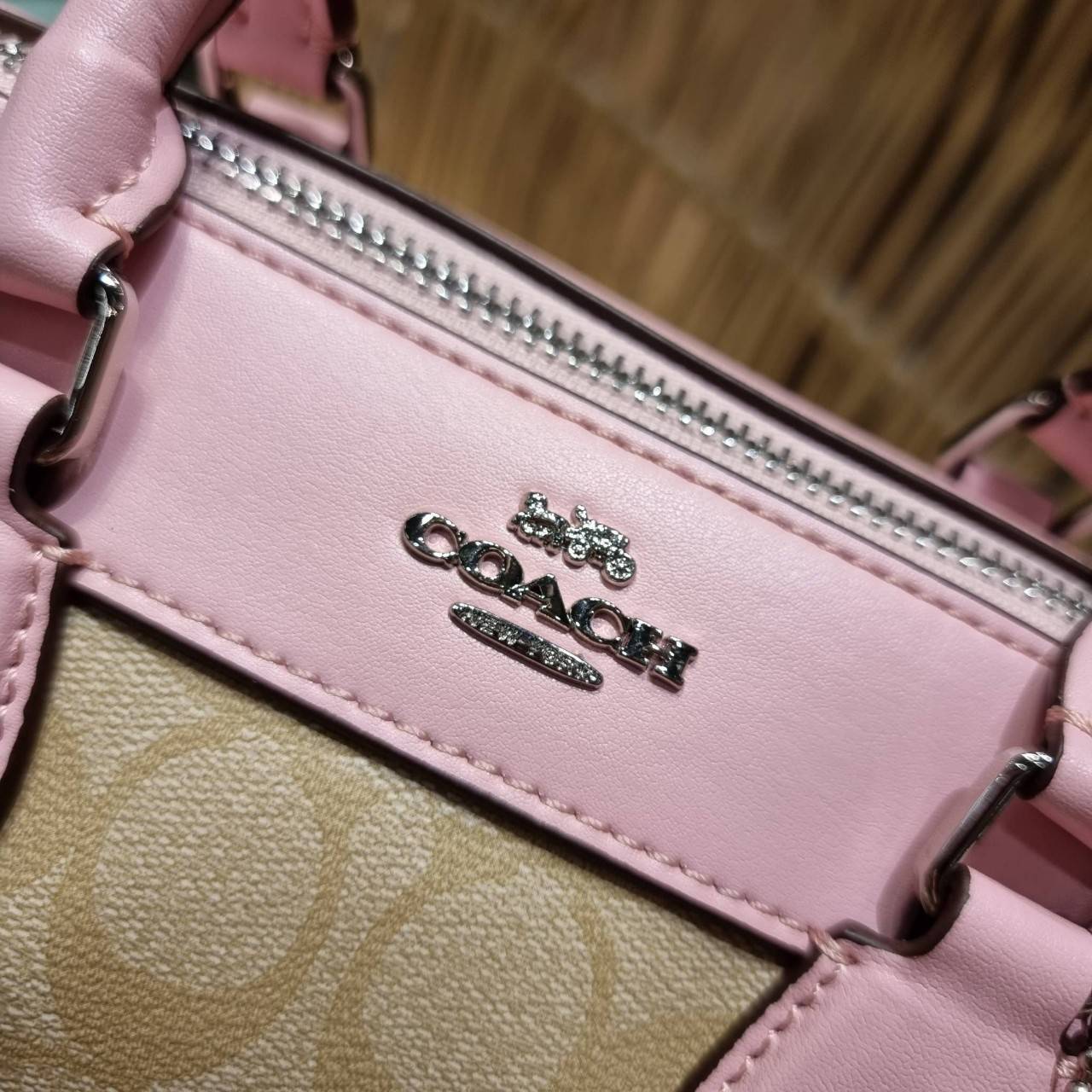 COACH F32203 MINI BENNETT SATCHEL IN SIGNATURE CANVAS กลับมาอีกครั้ง!! กับกระเป๋าทรงหมอนยอดฮิต 🥳 มีกี่สีก็ขายหมด วัสดุหนังแคนวาสเคลือบลาย ทรงสวยใช้งานได้ทุกโอกาส ภายในโล่งกว้างใส่ของได้เยอะ มีหูจับในตัว และสายสะพาย crossbody ปรับได้ตามตัว ใบนี้ไม่