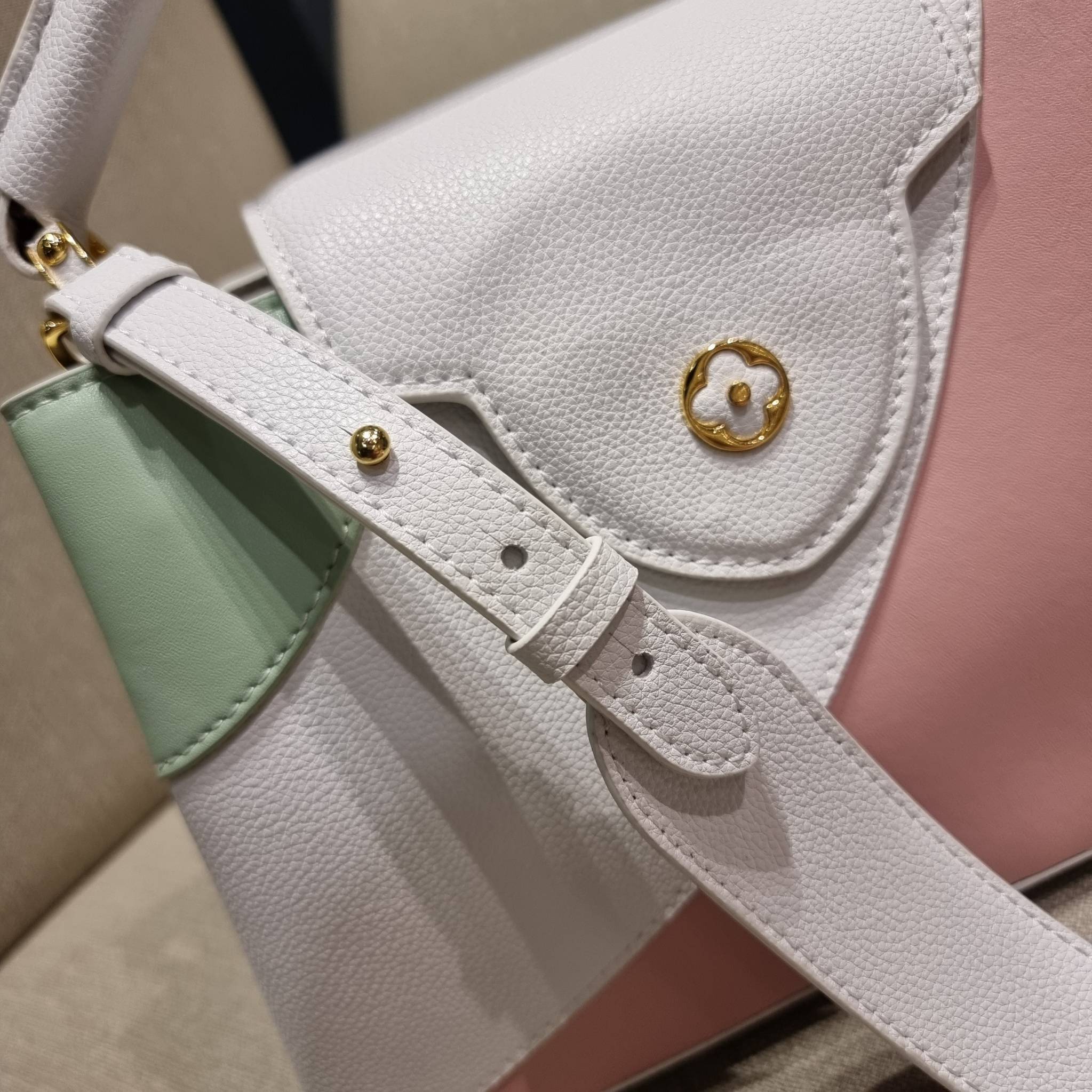 LV capucines top handle ที่สุดของความสวยในราคาเบาๆ กระเป๋าถือสุดหรู ดีไซน์ทรงคลาสสิค พร้อมลวดลายหรูหรา มาพร้อมหูจับในตัว ด้วยรูปทรงวินเทจและวัสดุหนังแท้ ขับผิว ทำให้ไอเท็มนี้สะกดทุกสายตาจริงๆ และยังมีลูกเล่นที่ฝาปิดกระเป๋า ที่สามารถปิด หรือสอดด้านใน ก็เห็